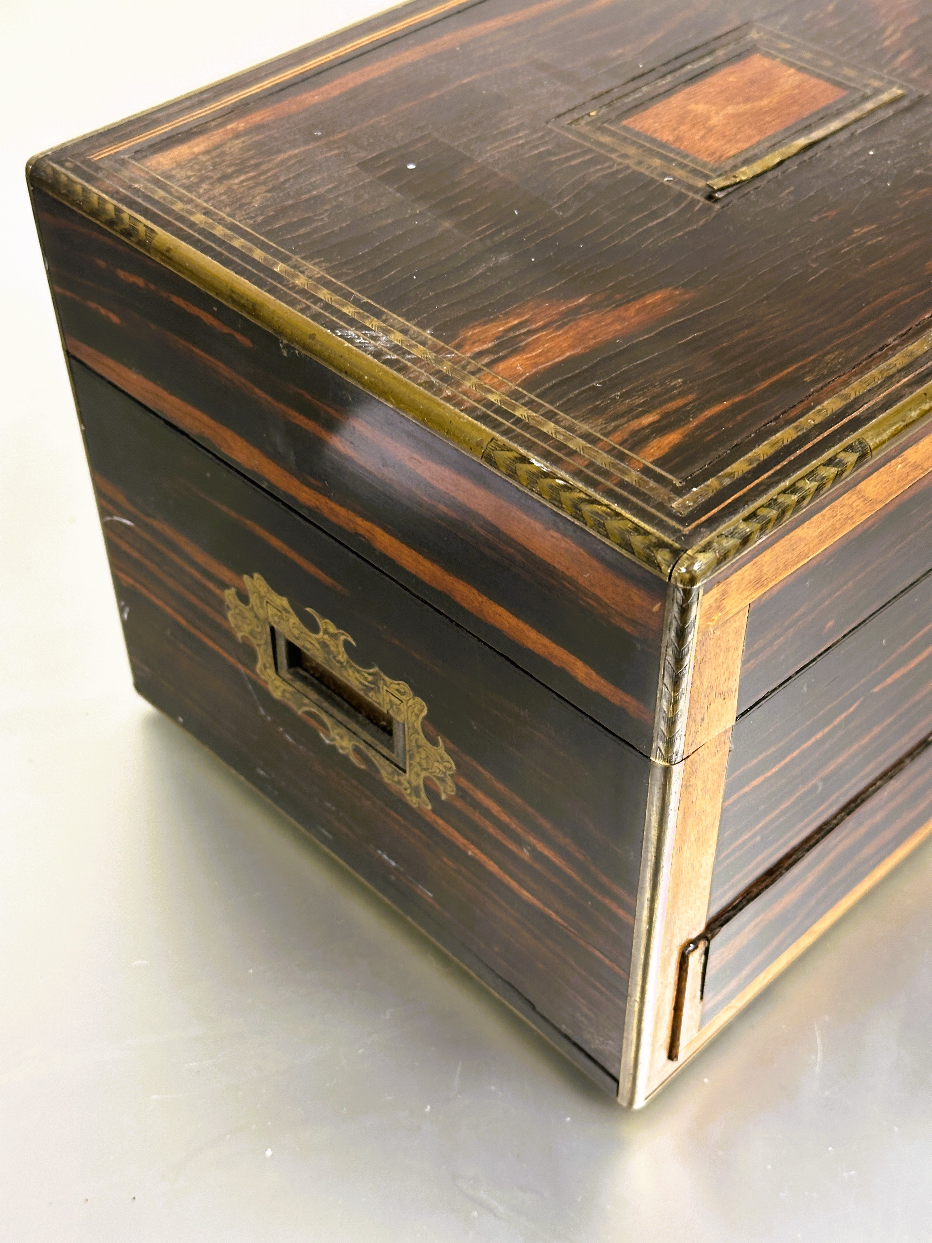 A 19thc calamander wood and brass inlaid traveling jewellery and writing box the top with brass - Image 2 of 8