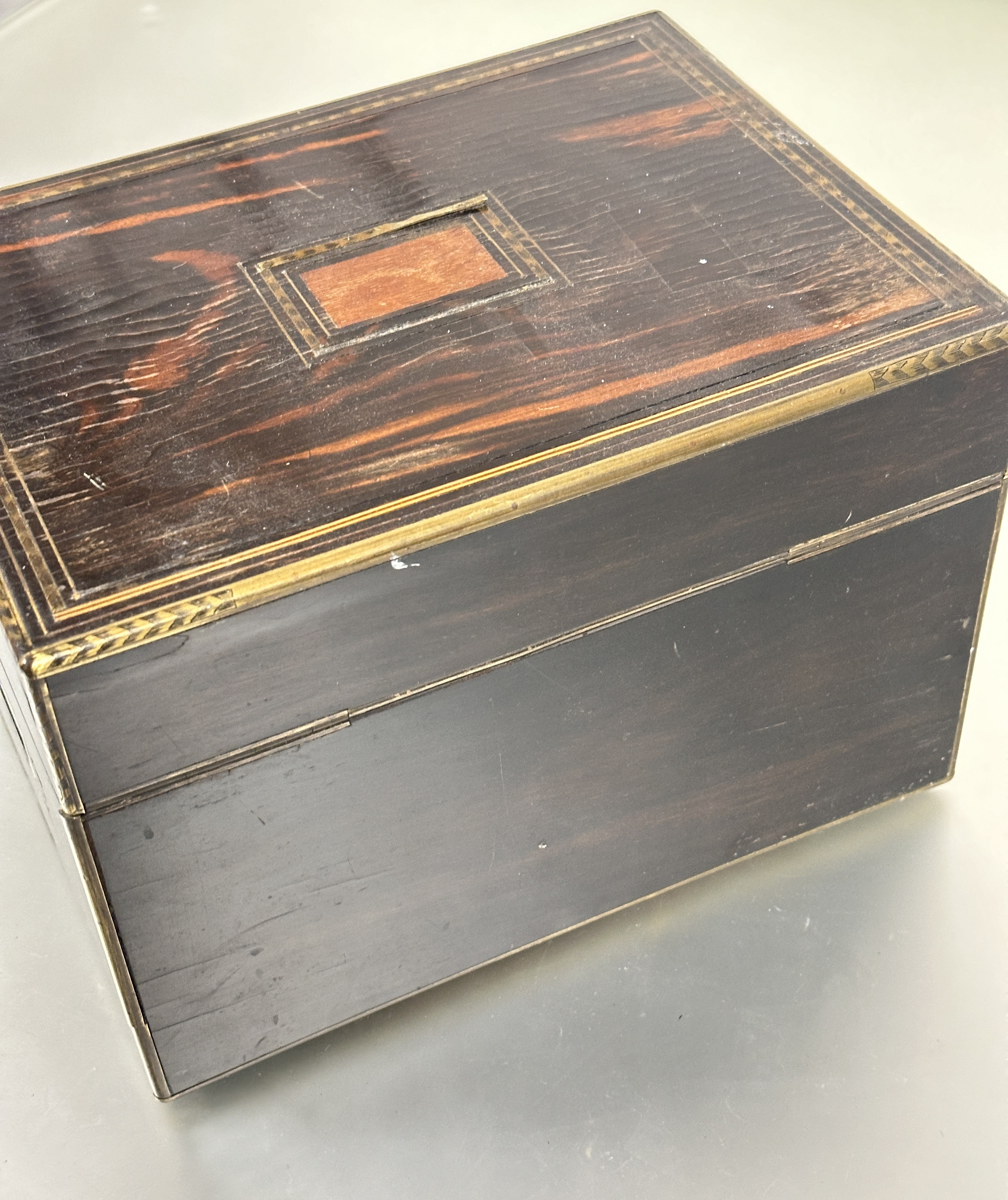 A 19thc calamander wood and brass inlaid traveling jewellery and writing box the top with brass - Image 8 of 8