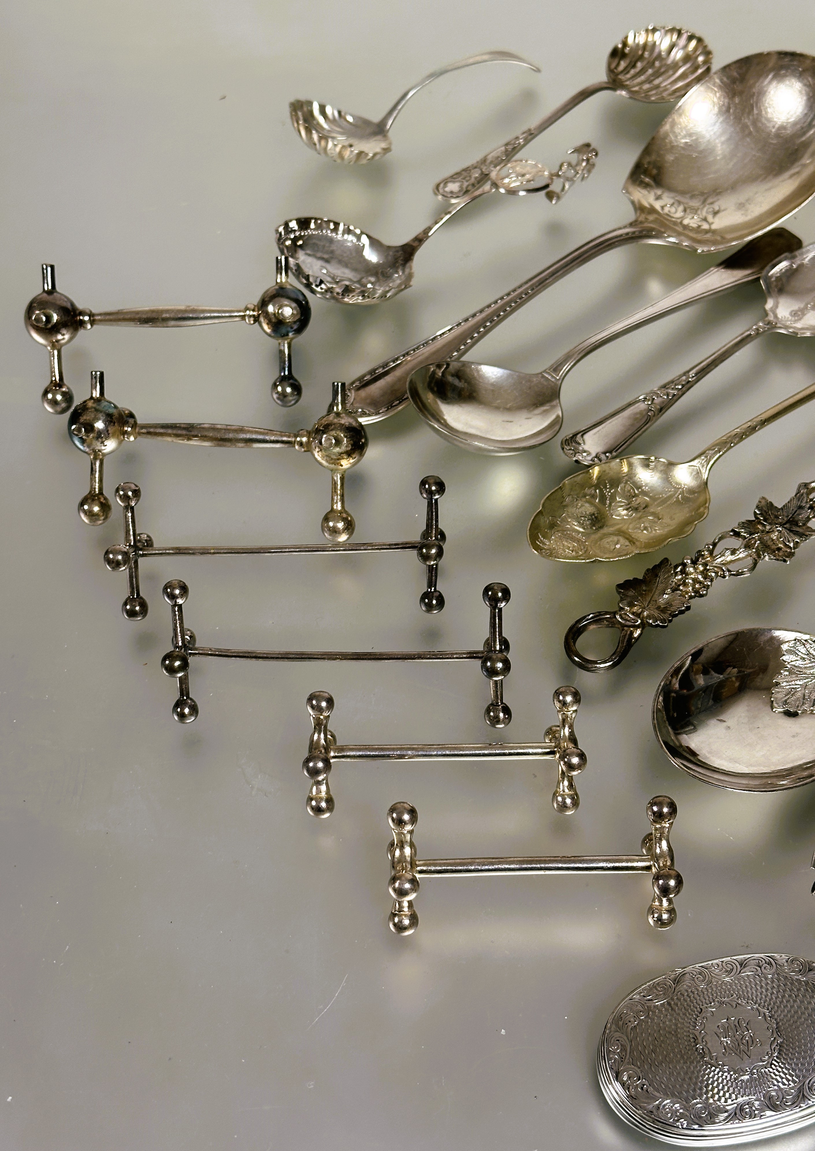 A collection of Epns flatware pair vine handled fruit spoons, a pair of ball pattern salad - Bild 3 aus 4