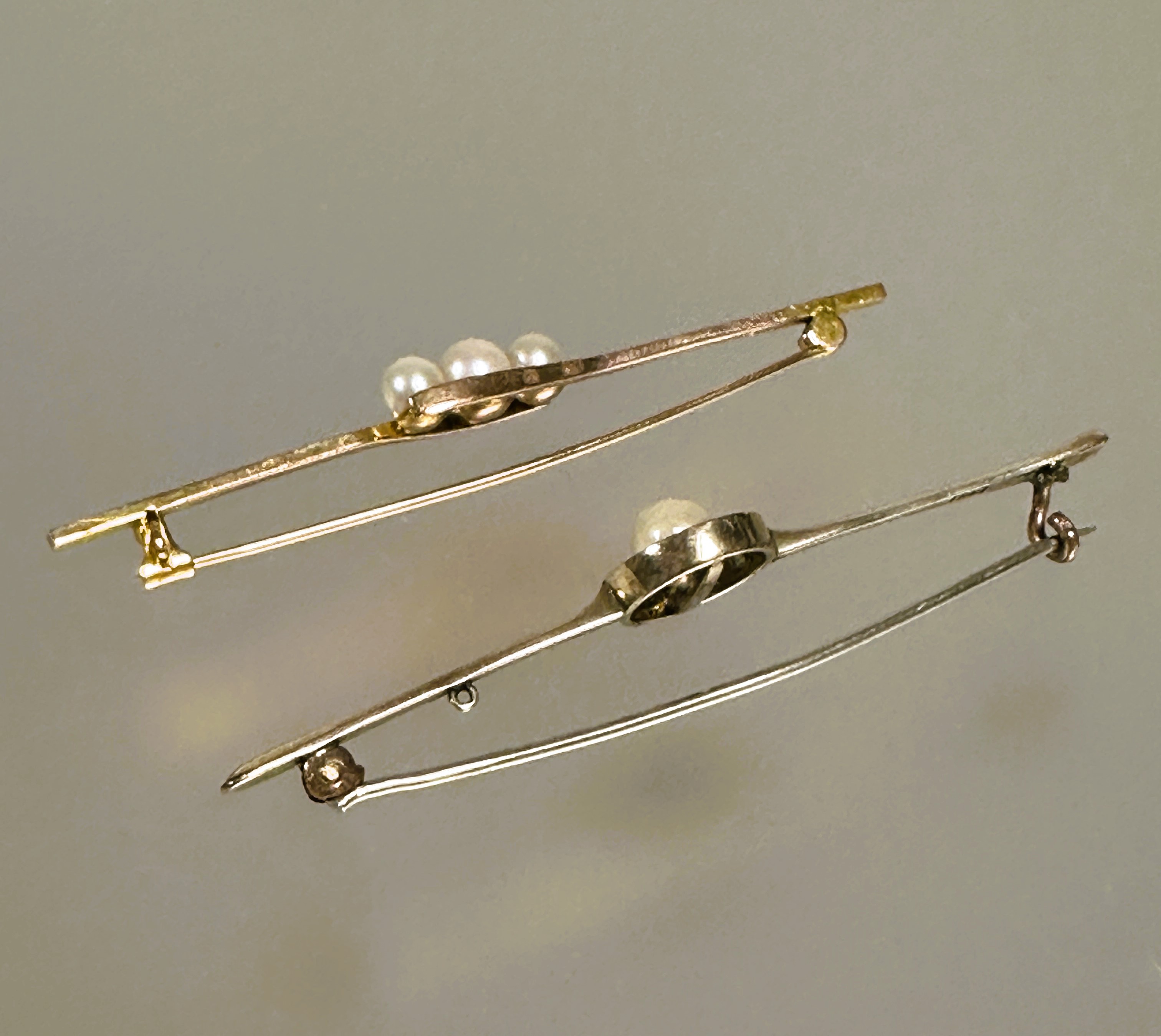 A 9ct gold bar brooch set central circular enclosed cultured pearl L x 6cm and a 9ct gold bar brooch - Image 2 of 2
