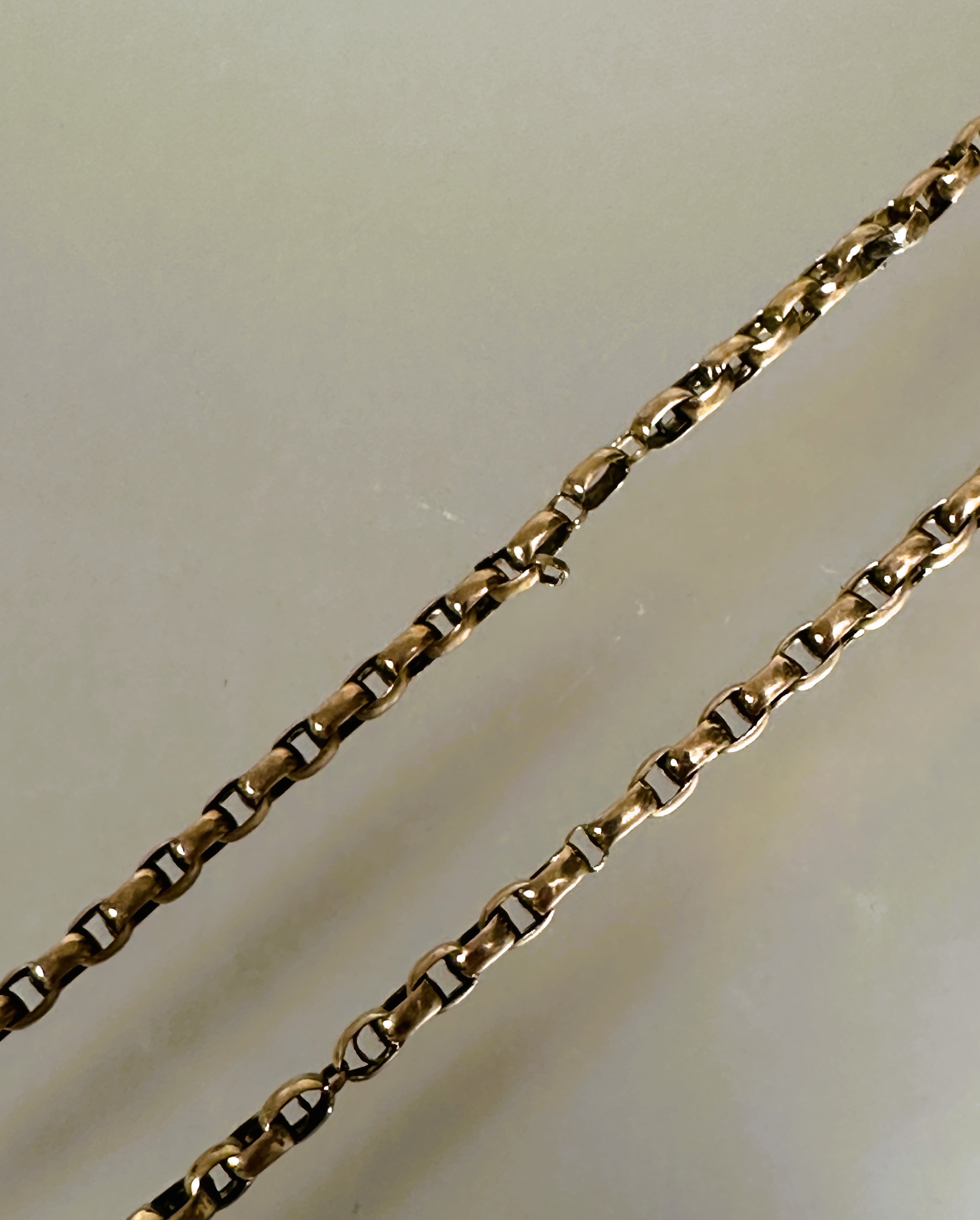 A Edwardian 9ct gold belcher link chain necklace with barrel clasp fastening L x 24cm - Image 2 of 5