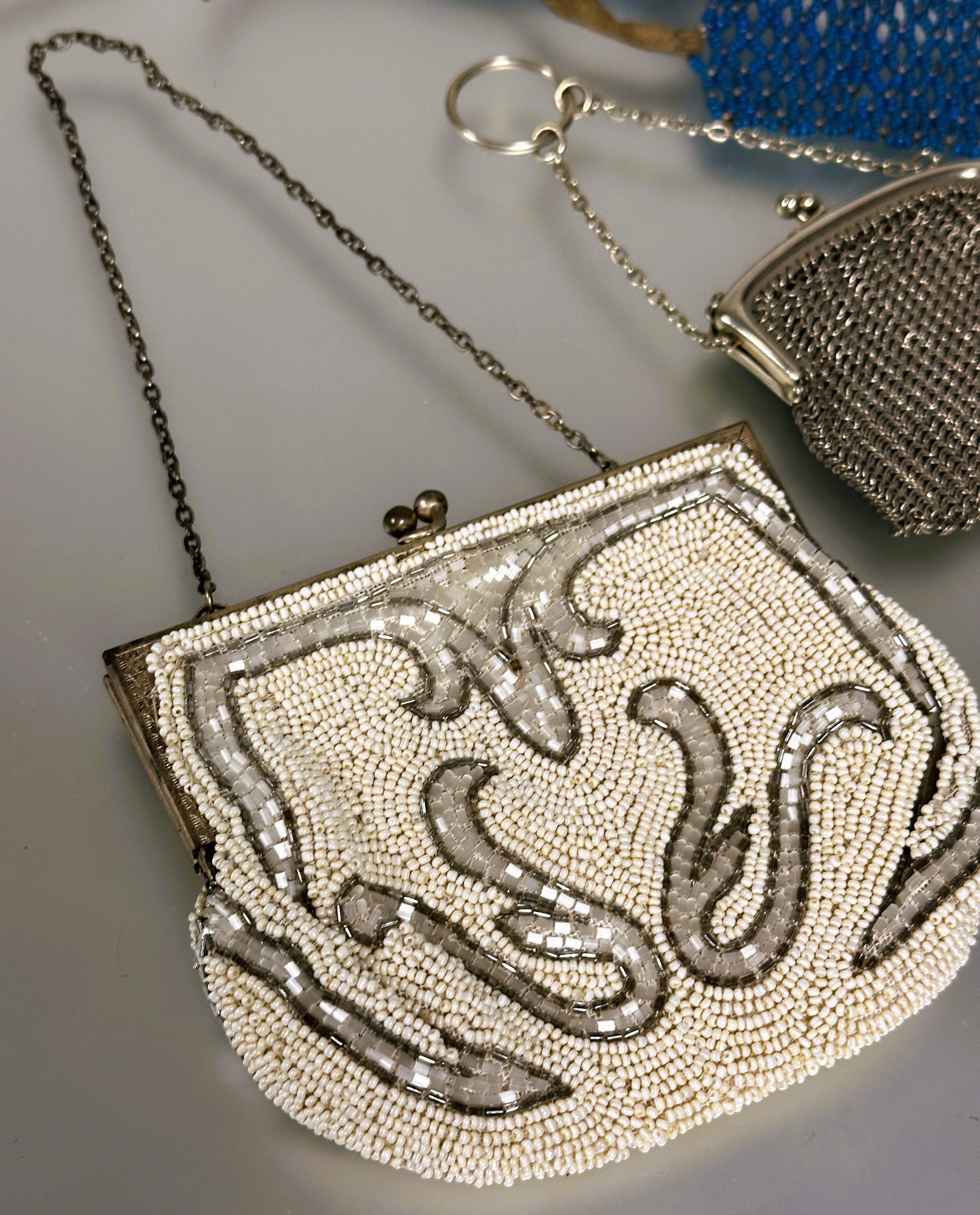 A 1920s white metal beaded evening bag with scrolling design and chain link handle H x 10cm W x - Image 2 of 4