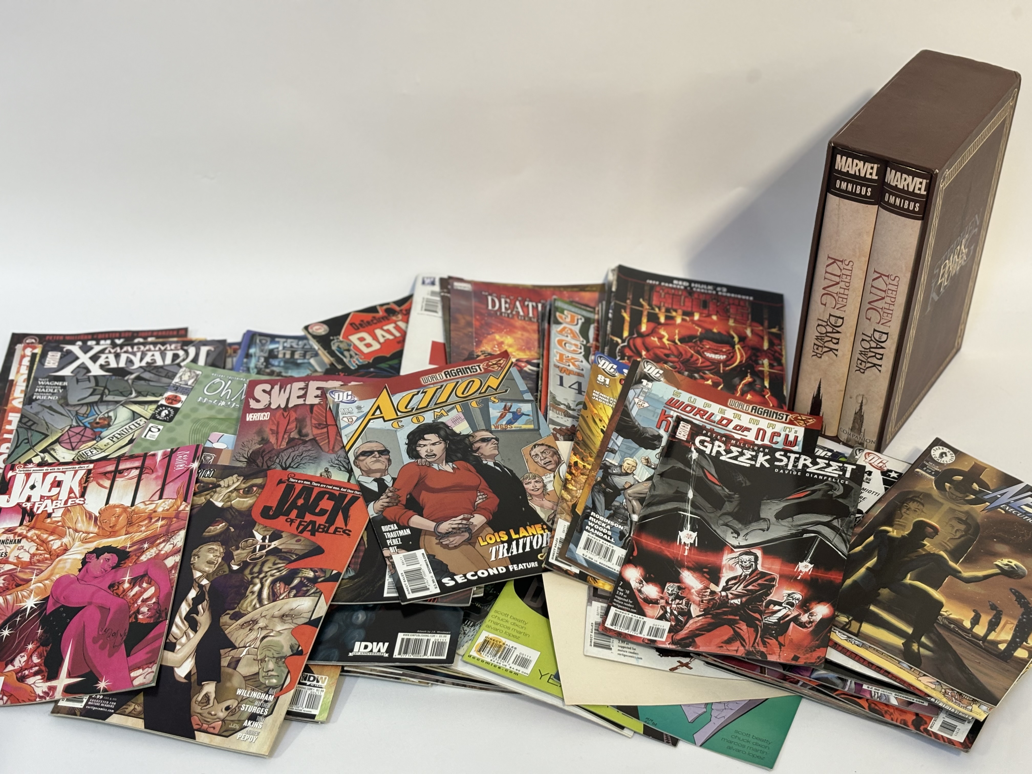 A large collection of comic books comprising, Stephen King "The Dark Tower" Marvel Slipcase