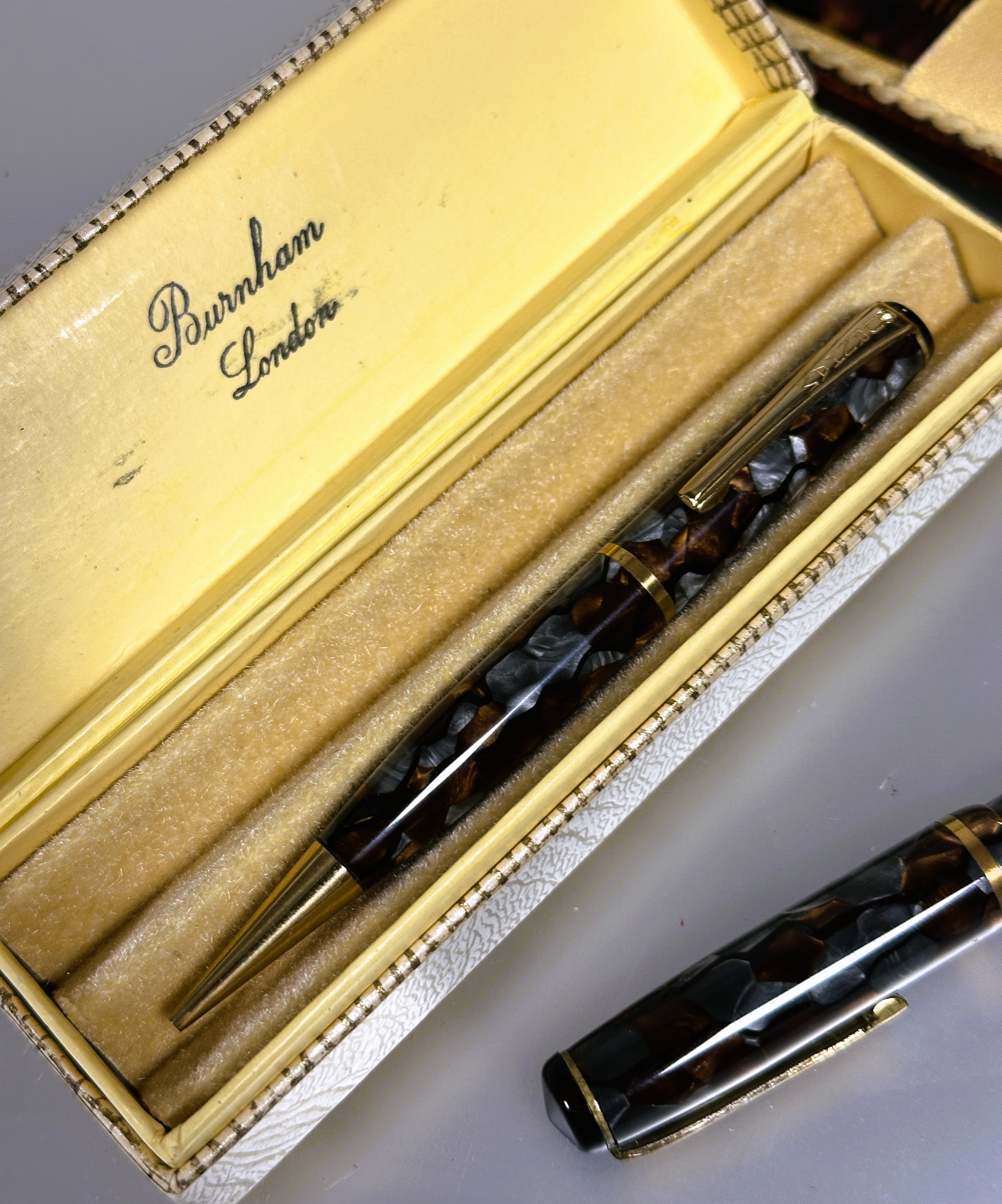 A early marbled plastic Burnham fountain pen and propelling pencil set in original fitted box L x - Image 4 of 7