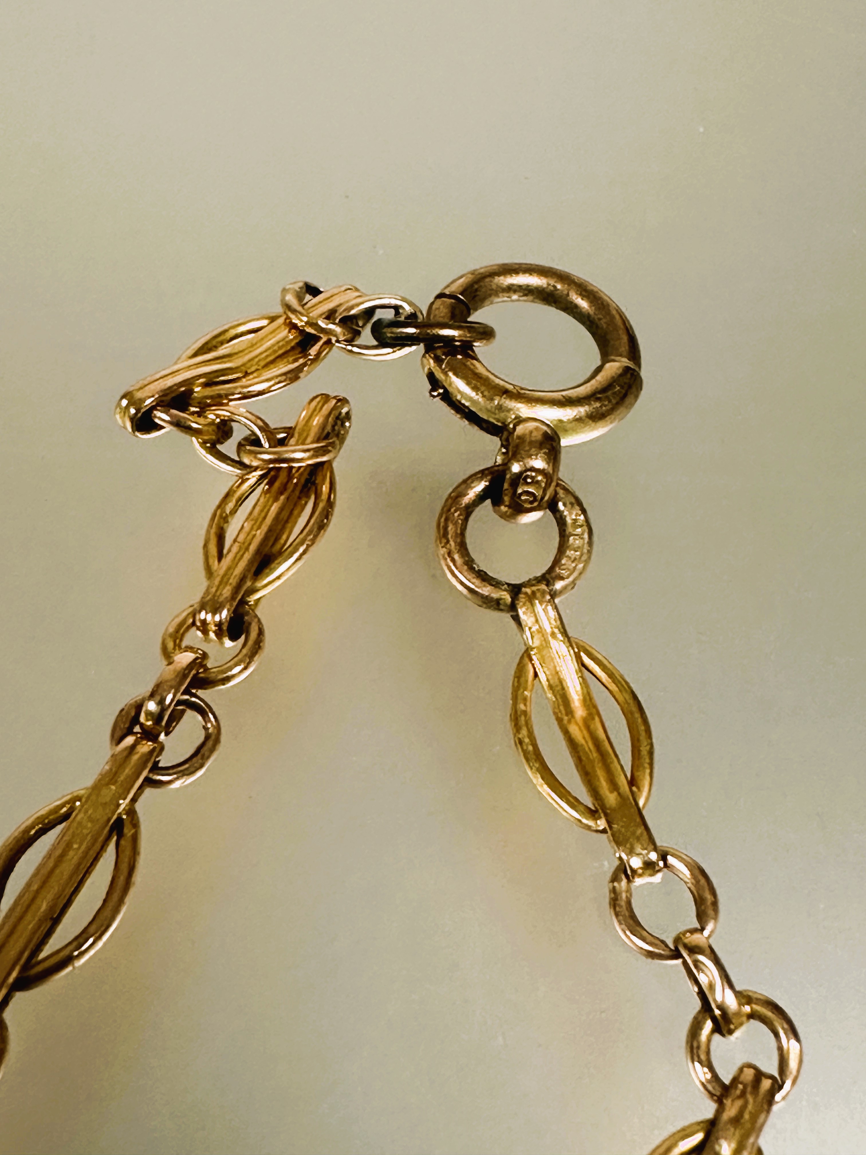 A 9ct gold oval bar and chain link bracelet with loop clasp fastening D x 9cm 4.56g - Image 3 of 3