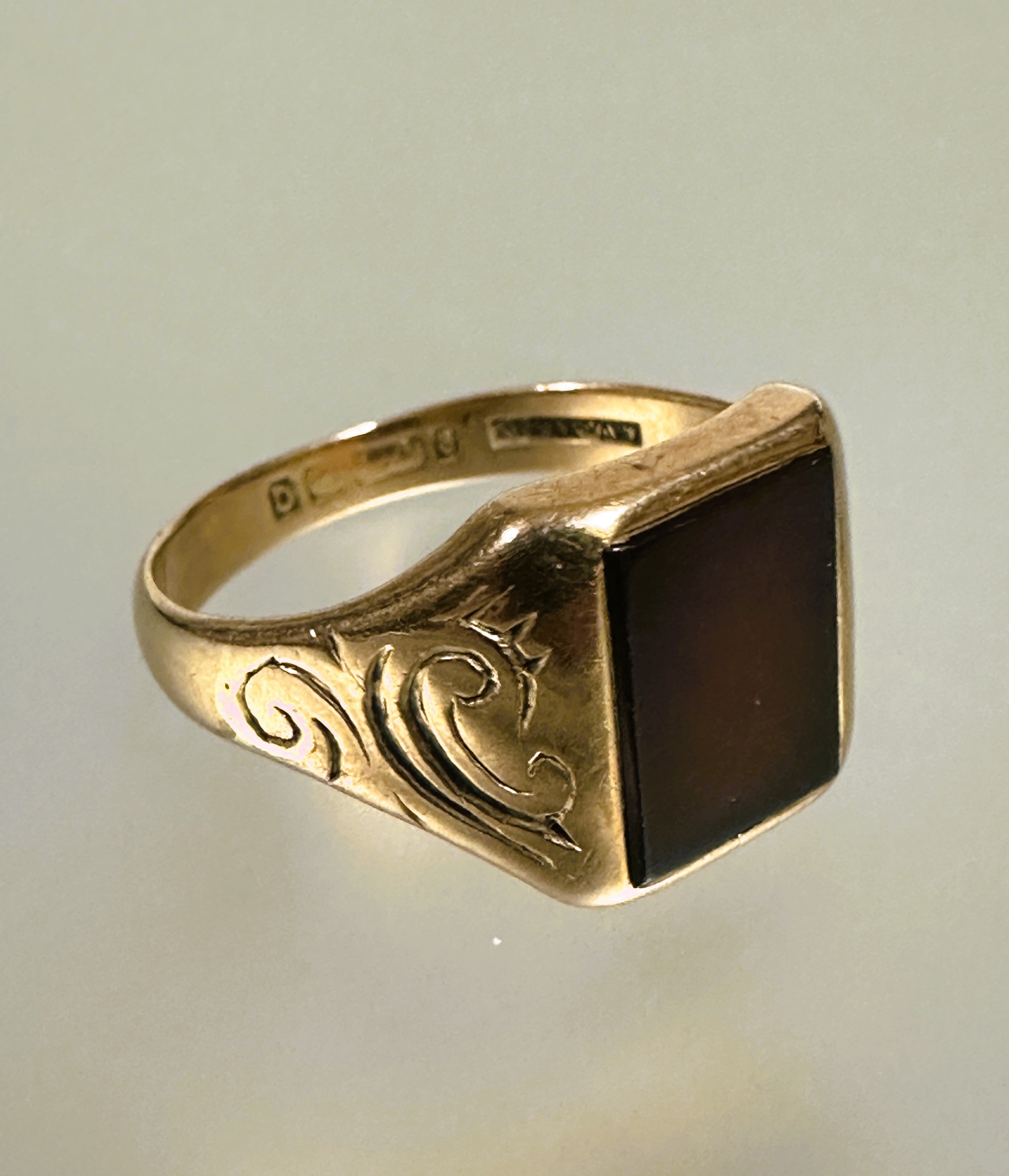 A 9ct gold signet ring set carnelian L x 1cm W x 0.7cm enclosed within engraved shoulders W /X 6.5g - Image 2 of 4