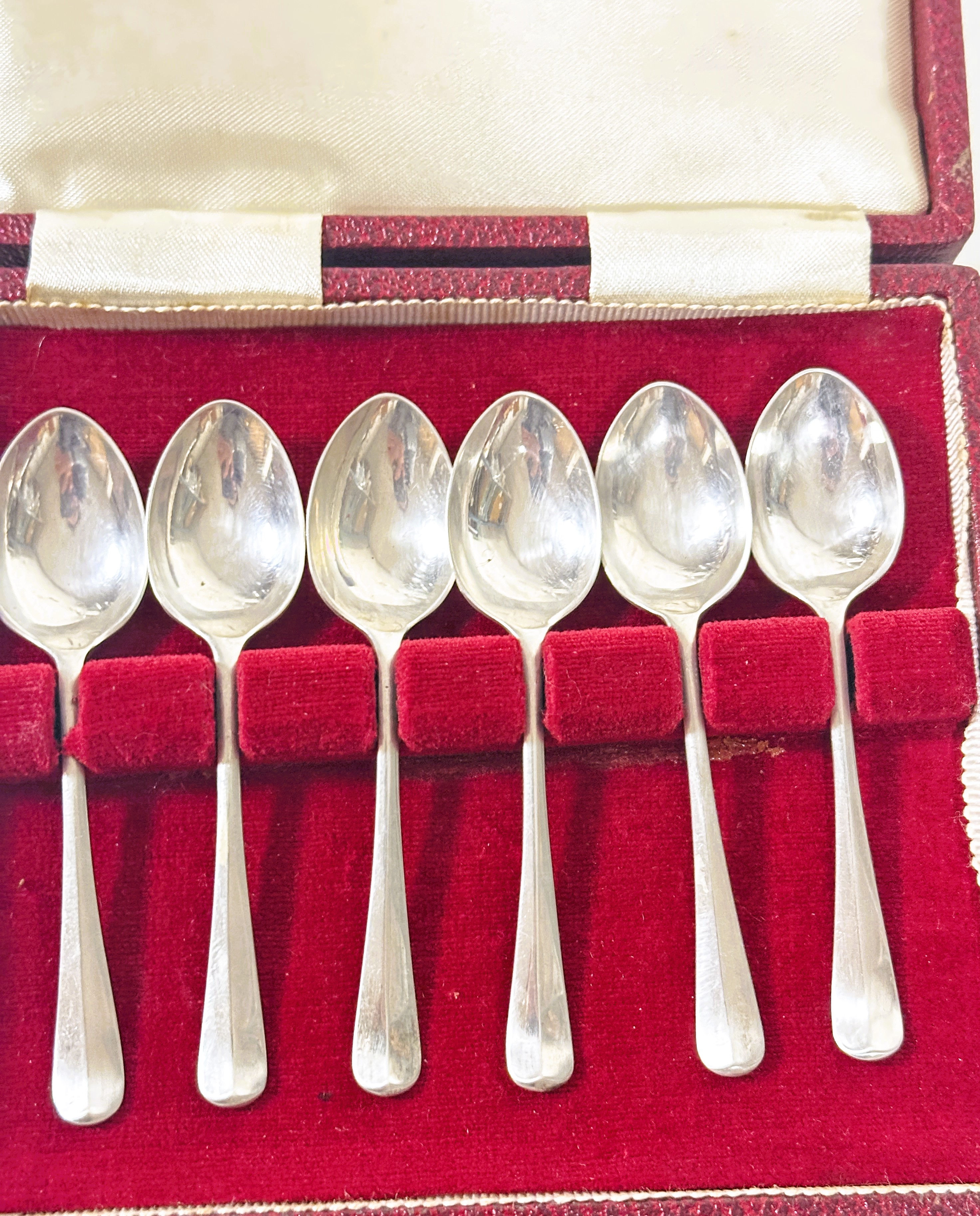 A set of six Sheffield silver rat tail pattern coffee spoons L x 9.5cm in original fitted case - Image 2 of 4