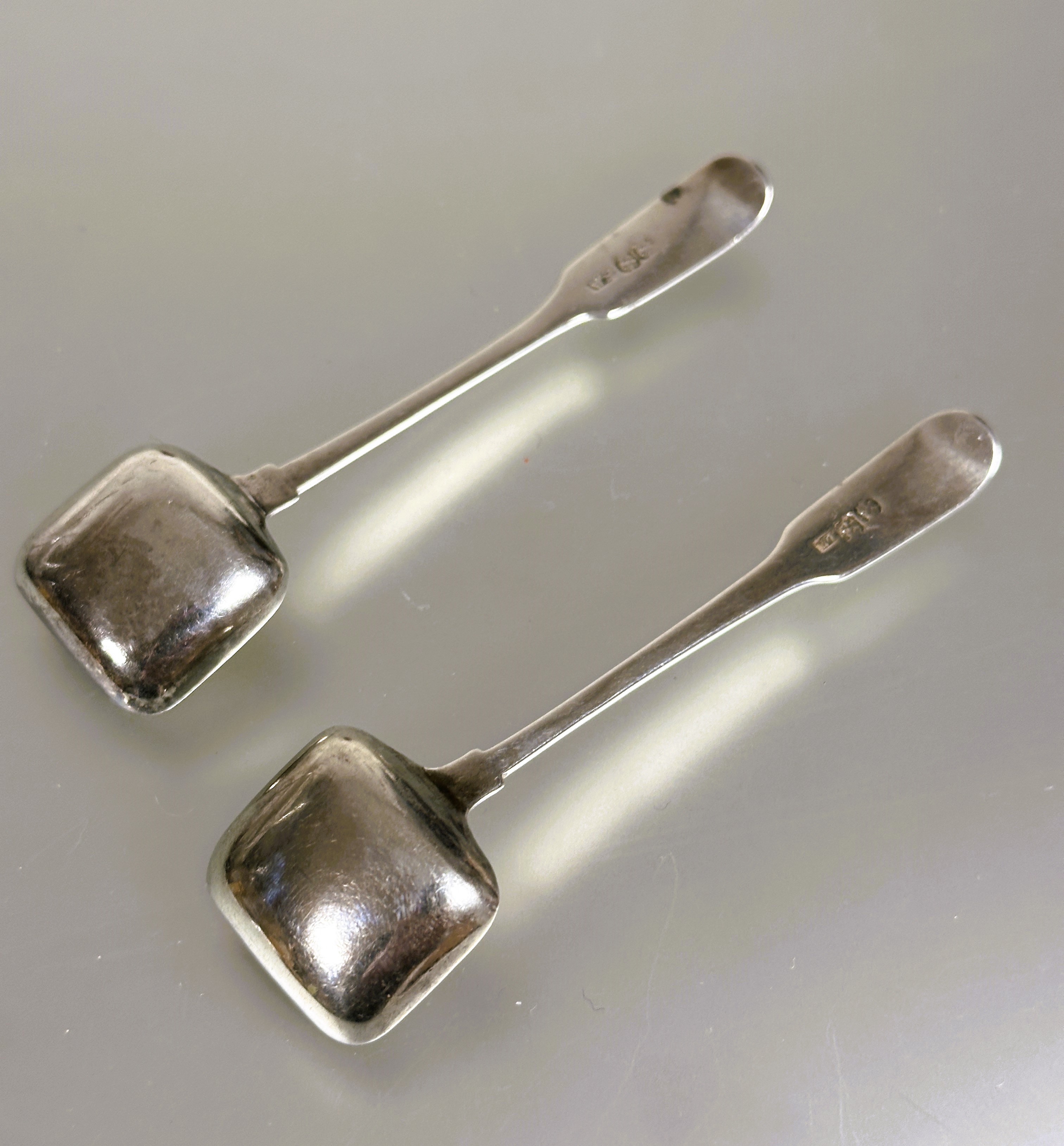 A pair of William Mill Montrose Scottish provincial silver square fiddle pattern mustard spoons - Image 3 of 4