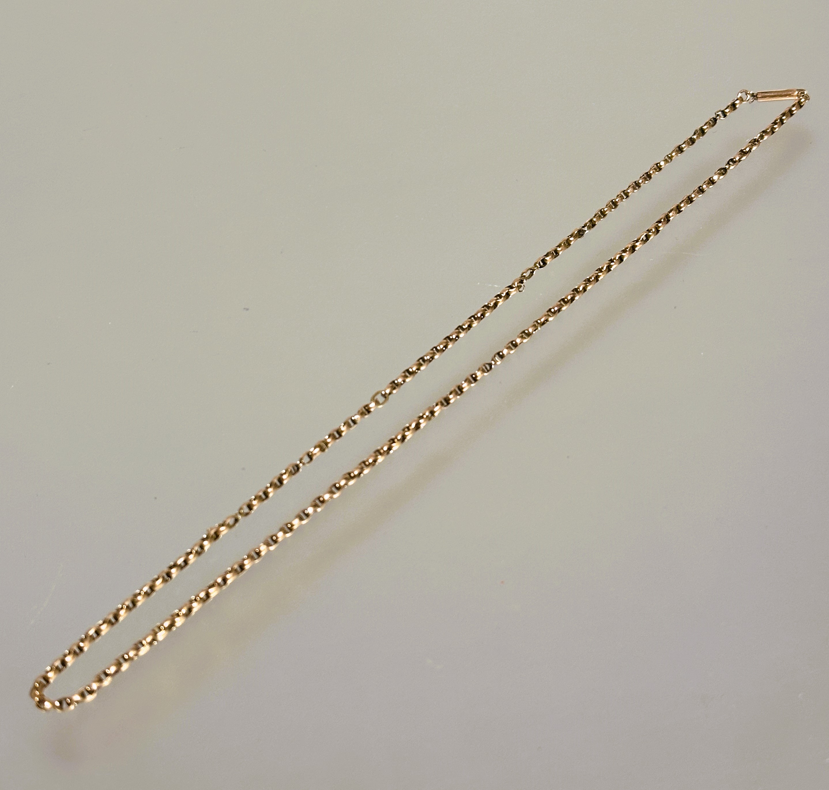 A Edwardian 9ct gold belcher link chain necklace with barrel clasp fastening L x 24cm