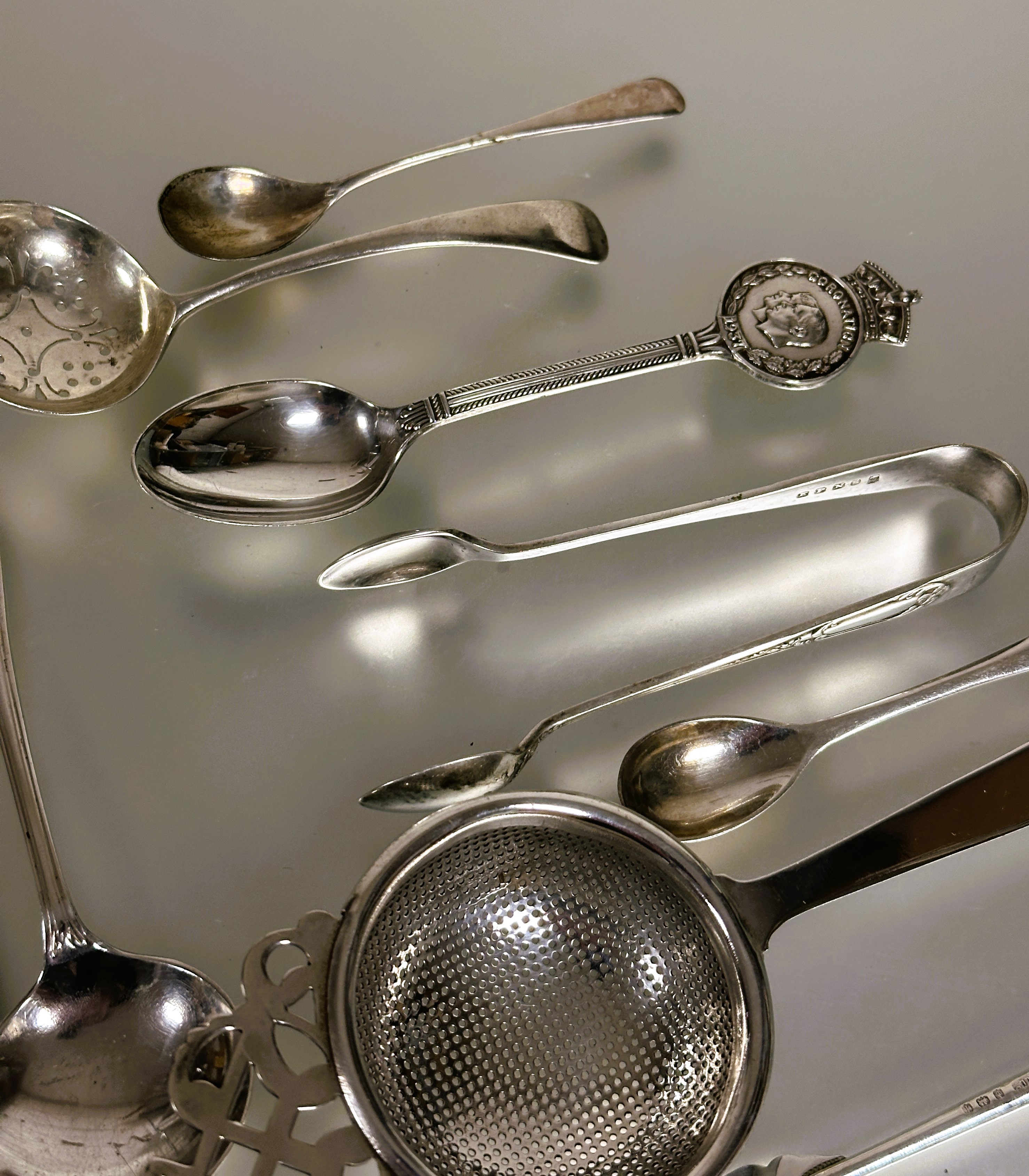 A pair of Edwardian Birmingham silver mother of pearl handled butter forks and a collection of - Image 4 of 4