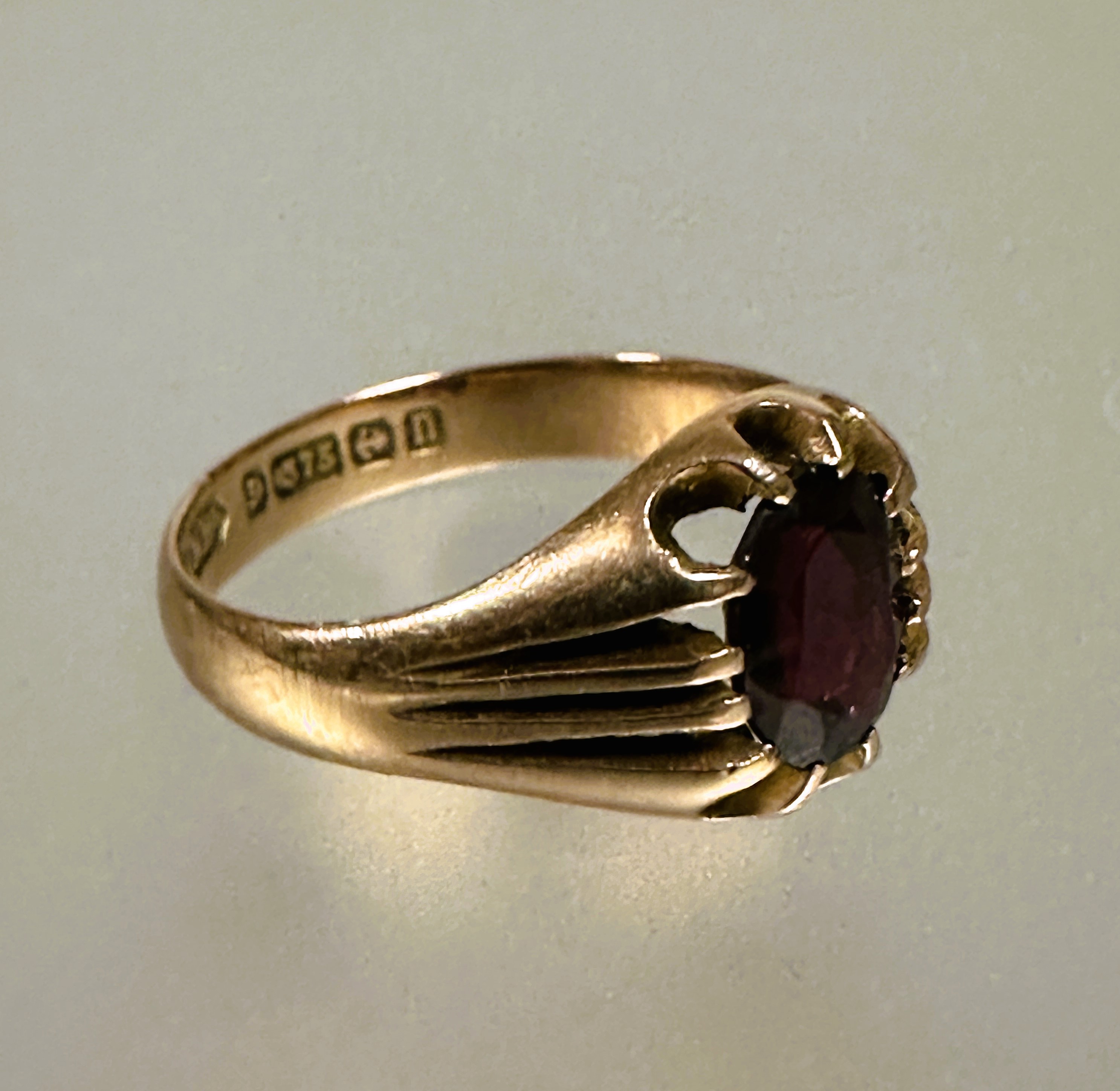 A 9ct gold garnet set dress ring in twelve claw fluted setting, stone included S 3.83g - Image 2 of 3