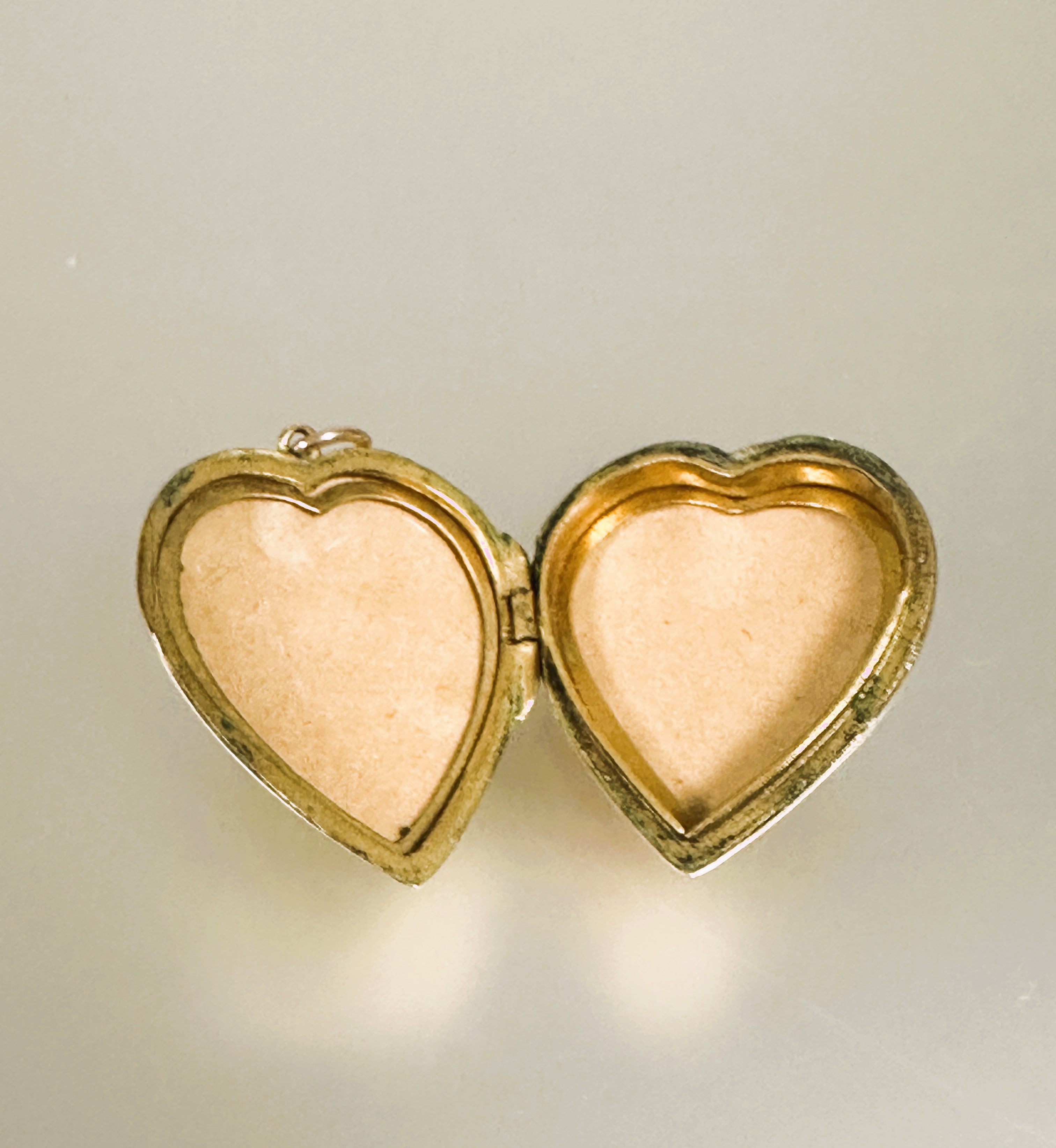 A 9ct gold engraved heart shaped locket H x 2.5cm and a pair of 9ct gold teardrop style earrings L x - Image 5 of 5