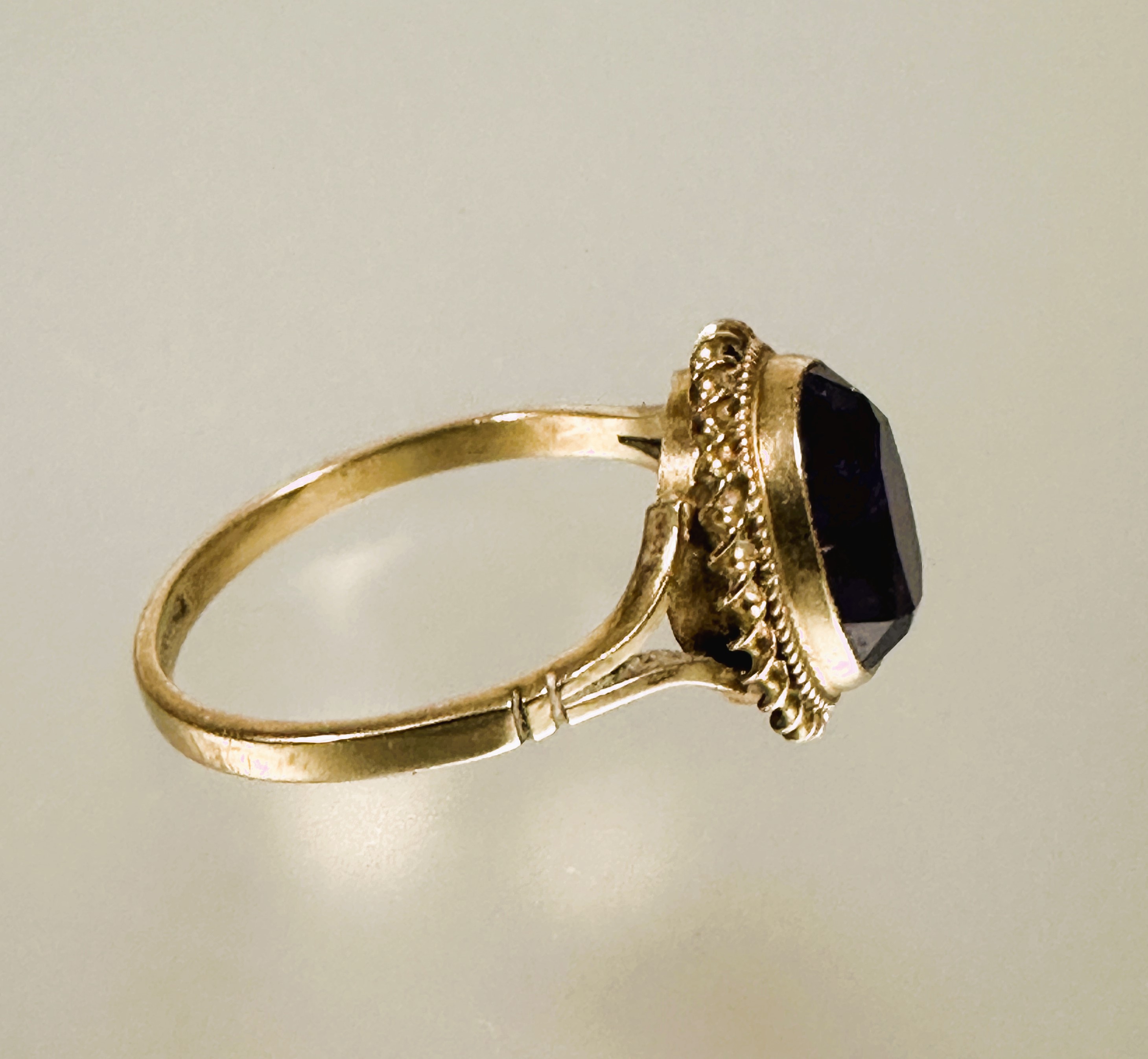 A 9ct gold oval faceted amethyst collette set dress ring with rope pattern border approximately - Image 2 of 4