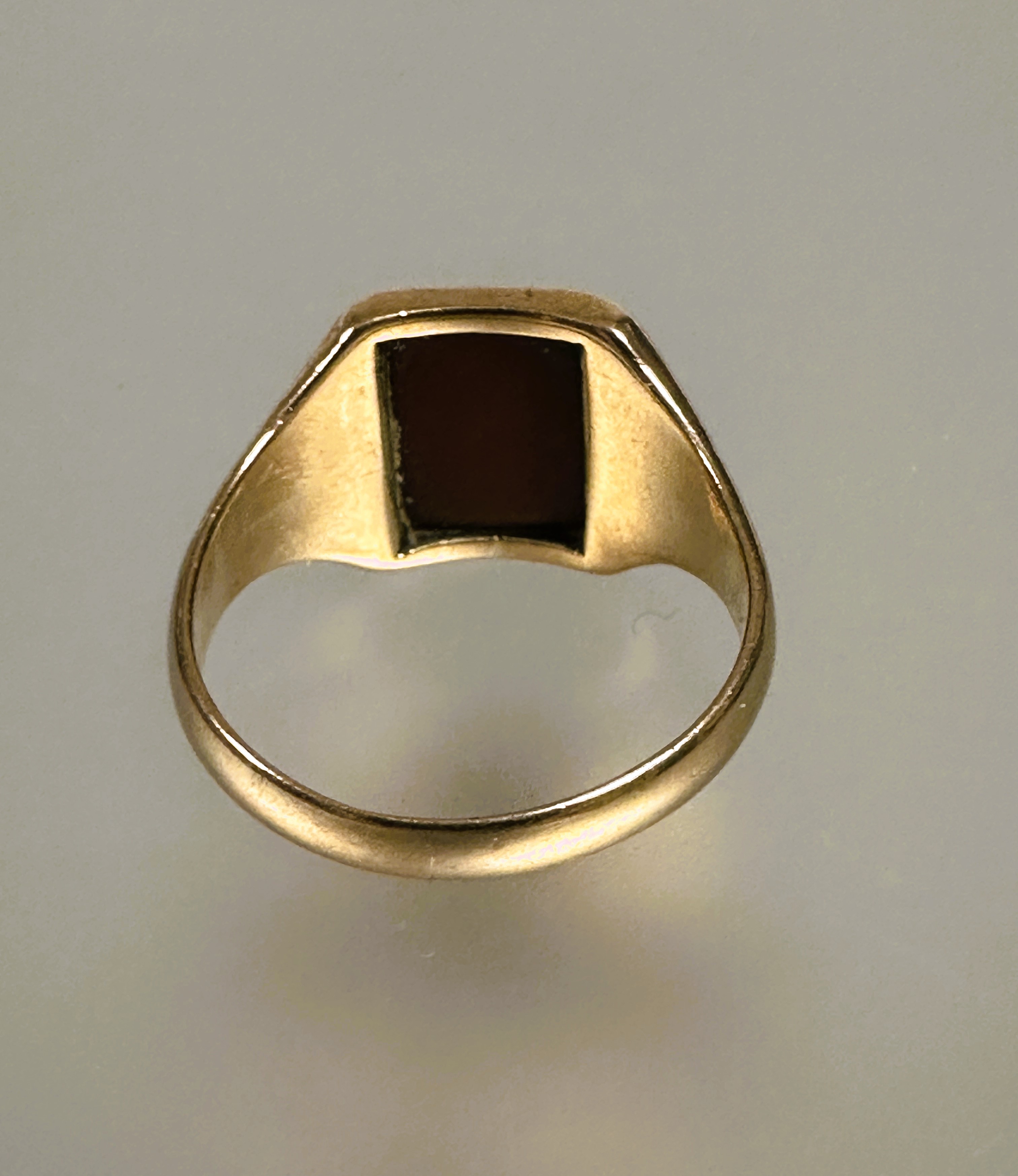 A 9ct gold signet ring set carnelian L x 1cm W x 0.7cm enclosed within engraved shoulders W /X 6.5g - Image 3 of 4