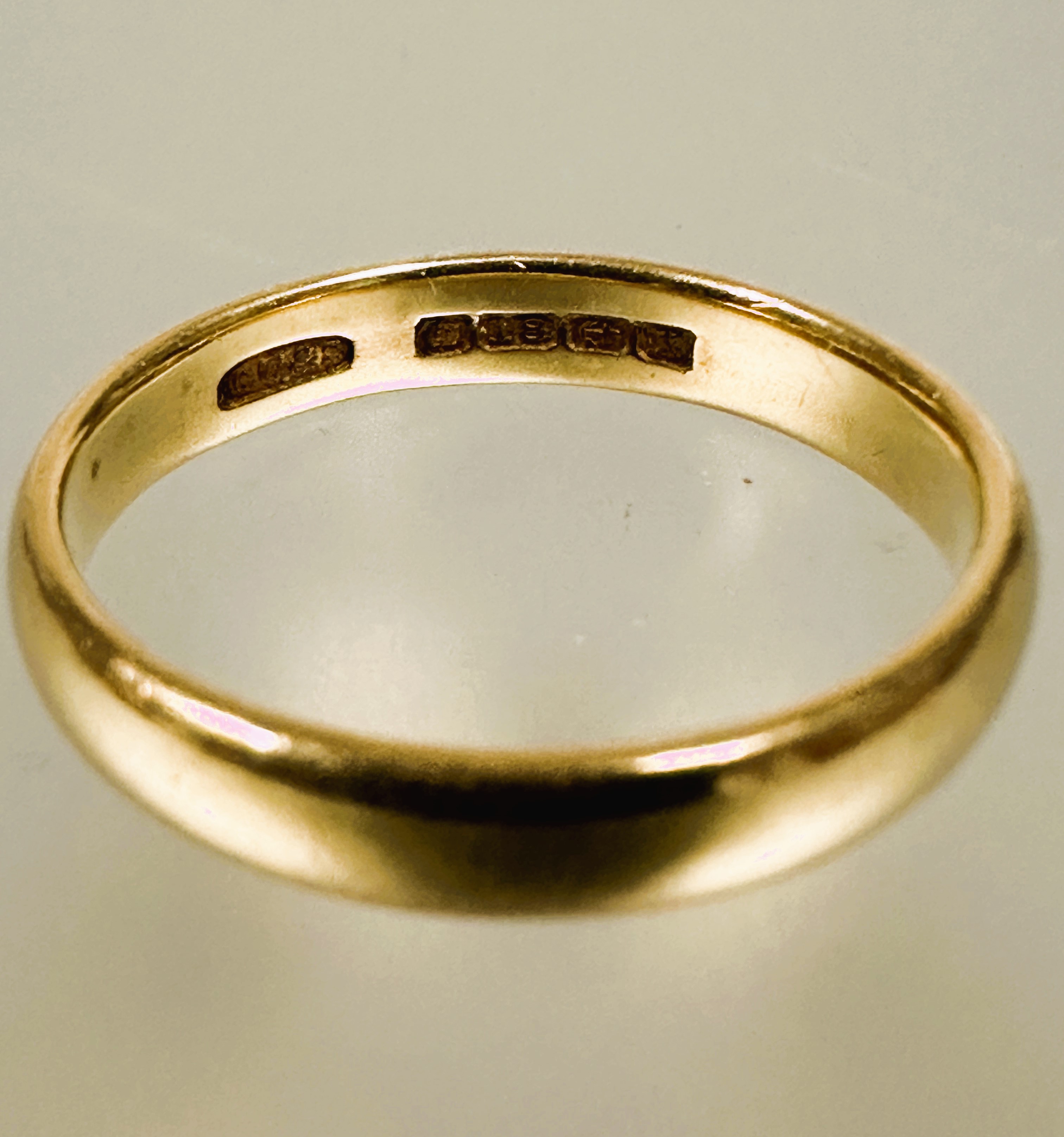 A 18ct gold wedding band Q/R 4.16g - Image 2 of 2
