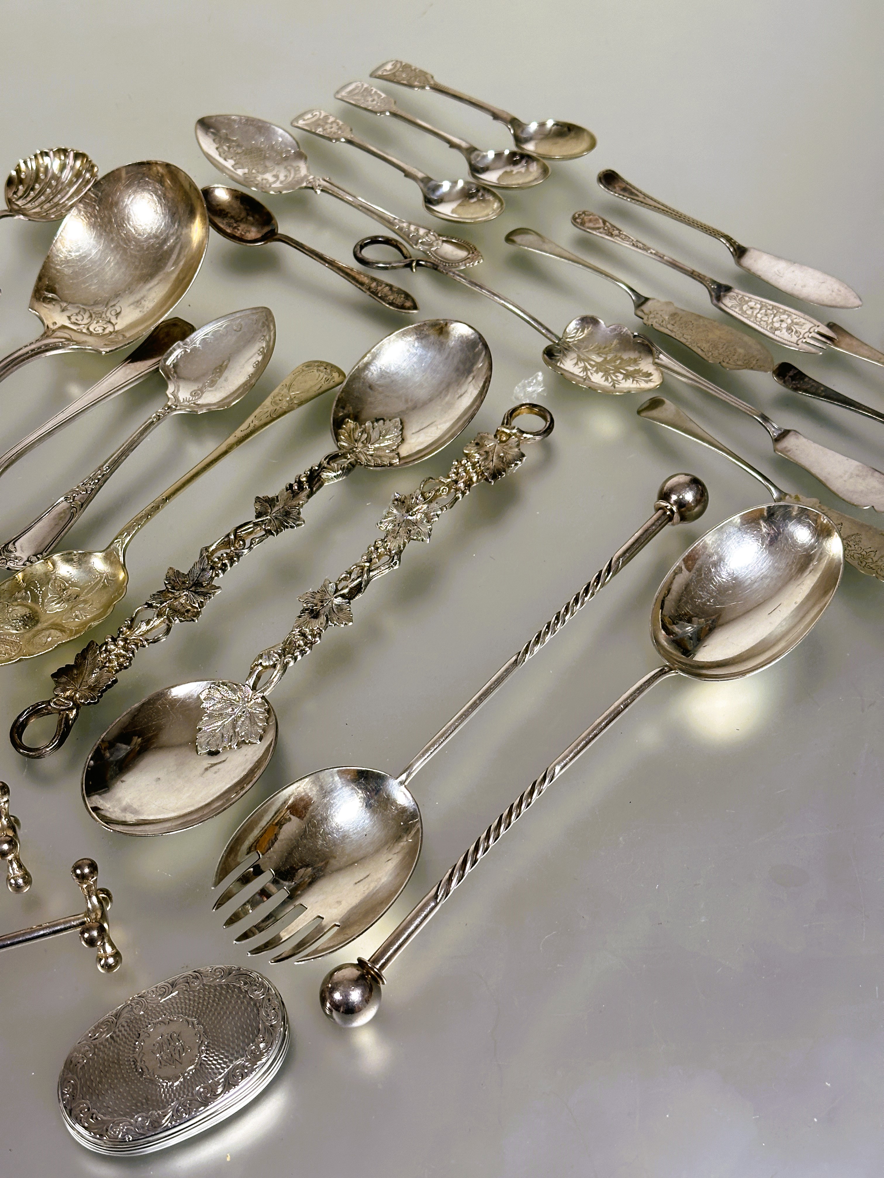 A collection of Epns flatware pair vine handled fruit spoons, a pair of ball pattern salad - Bild 2 aus 4