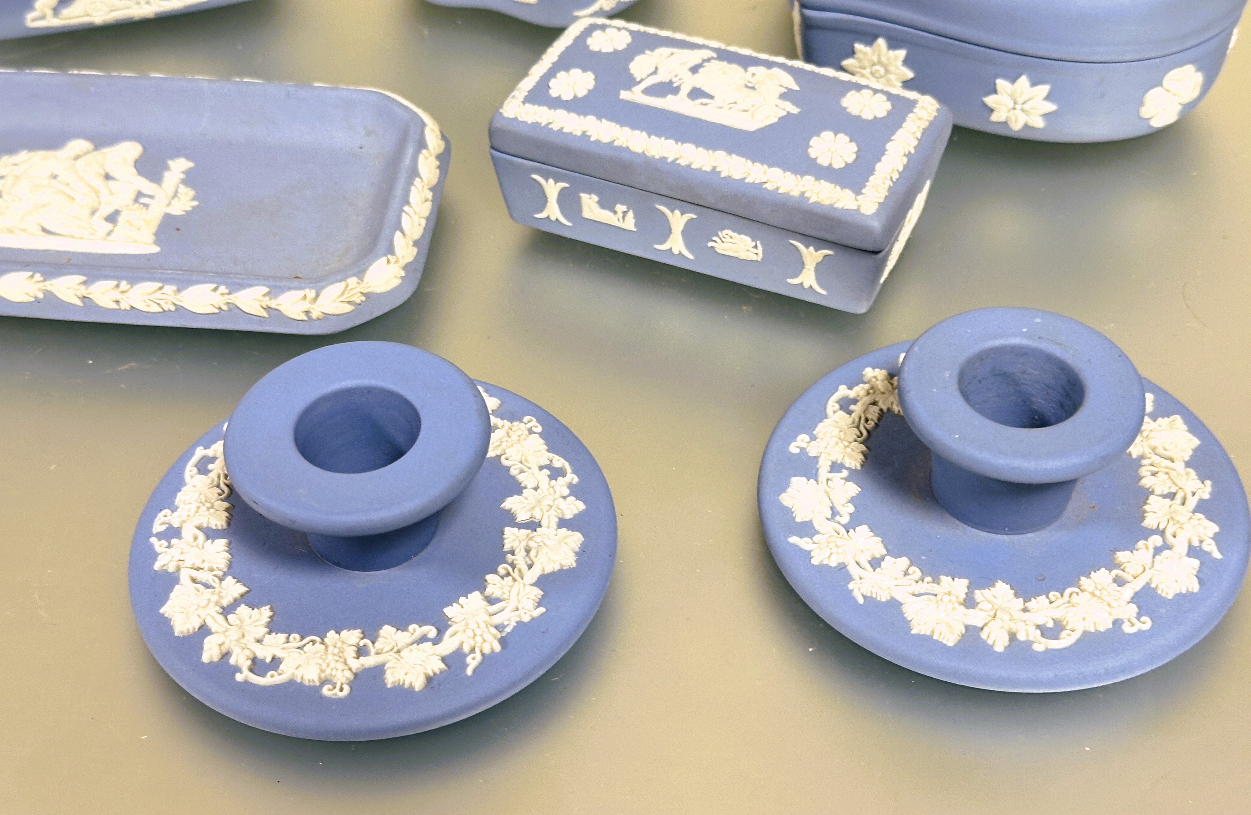 A collection of pale blue Wedgwood jasper ware to include, three candy boxes of heart L x 13cm , - Bild 2 aus 3