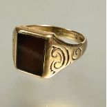 A 9ct gold signet ring set carnelian L x 1cm W x 0.7cm enclosed within engraved shoulders W /X 6.5g