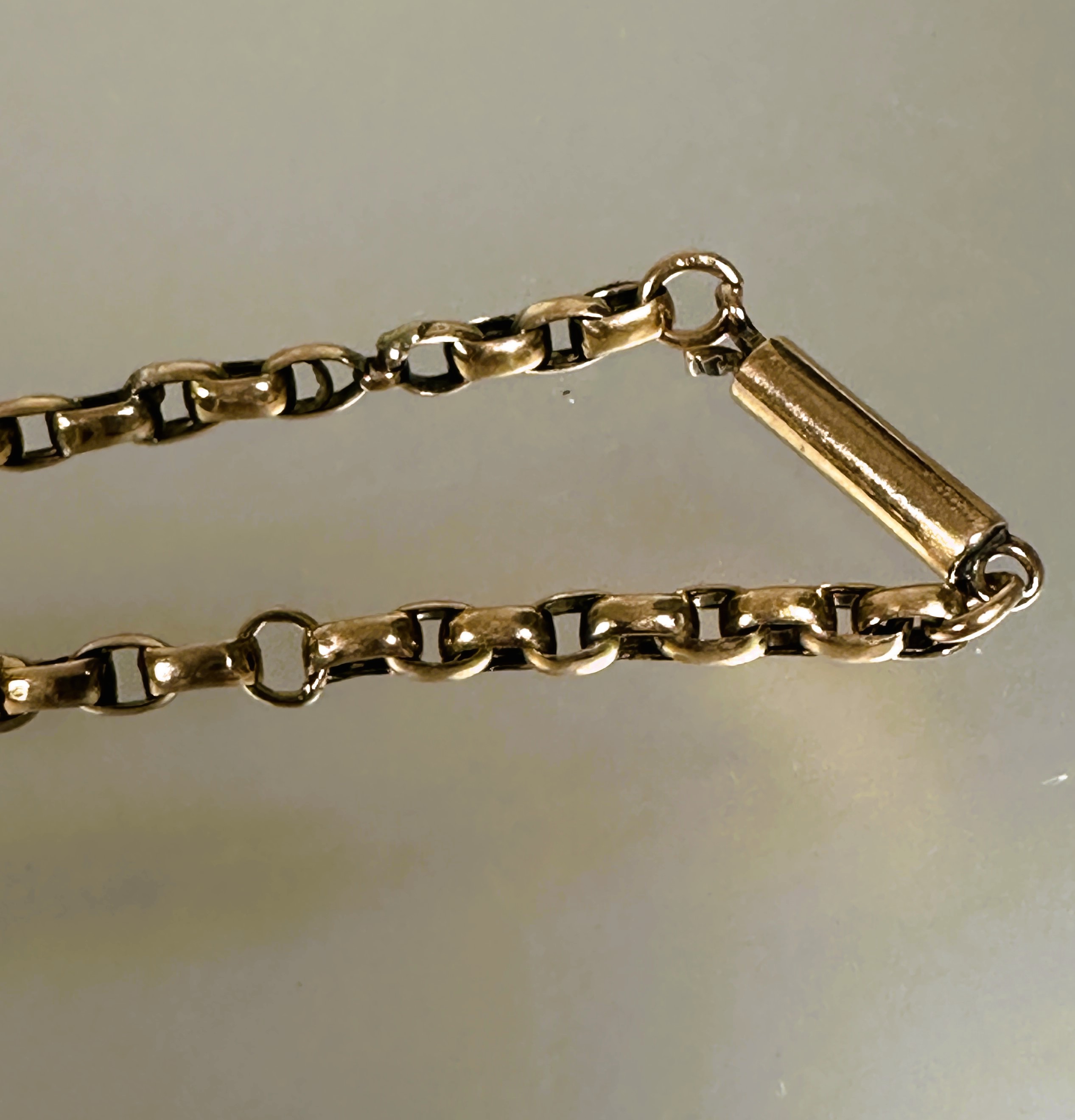 A Edwardian 9ct gold belcher link chain necklace with barrel clasp fastening L x 24cm - Image 4 of 5