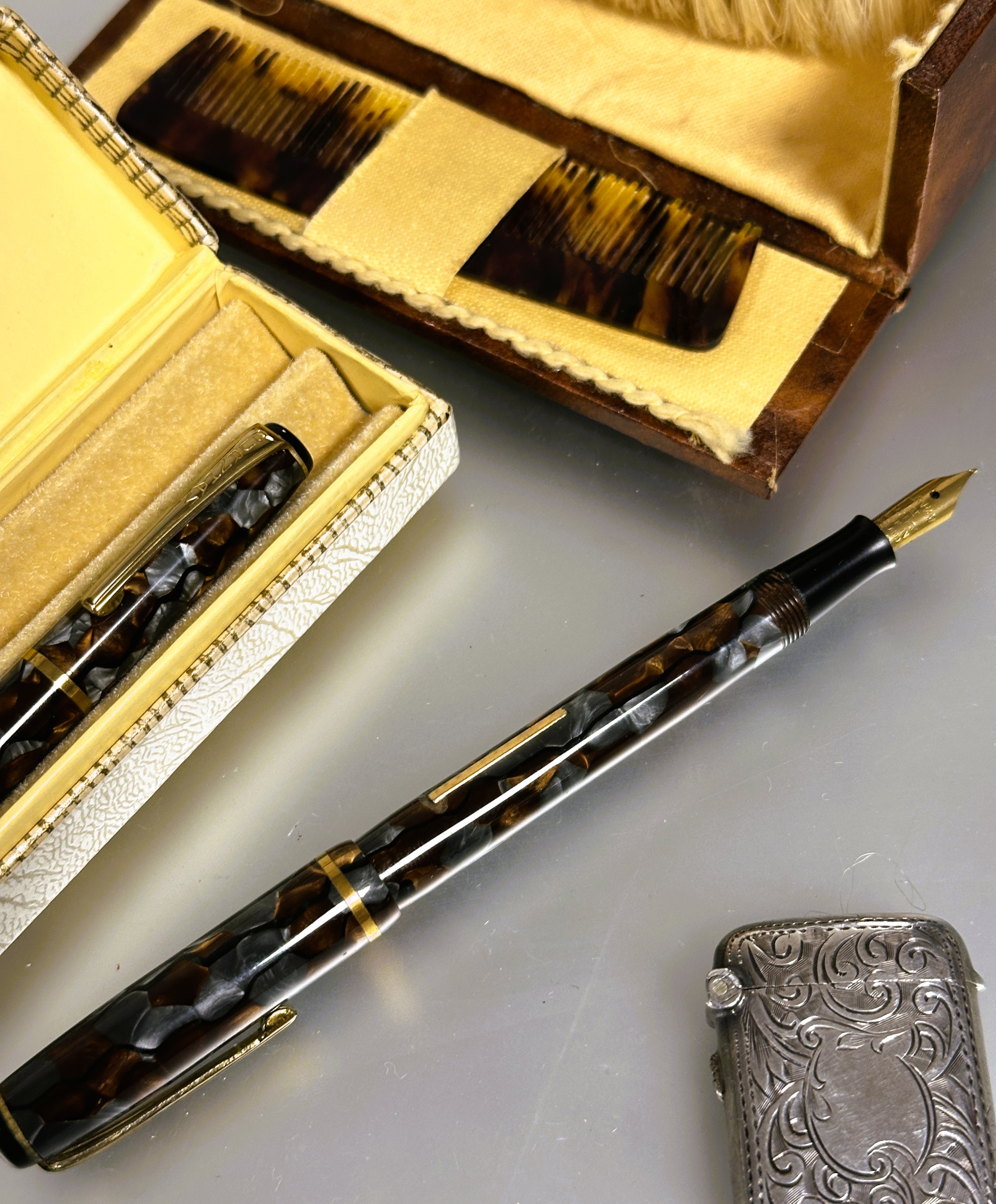 A early marbled plastic Burnham fountain pen and propelling pencil set in original fitted box L x - Image 3 of 7