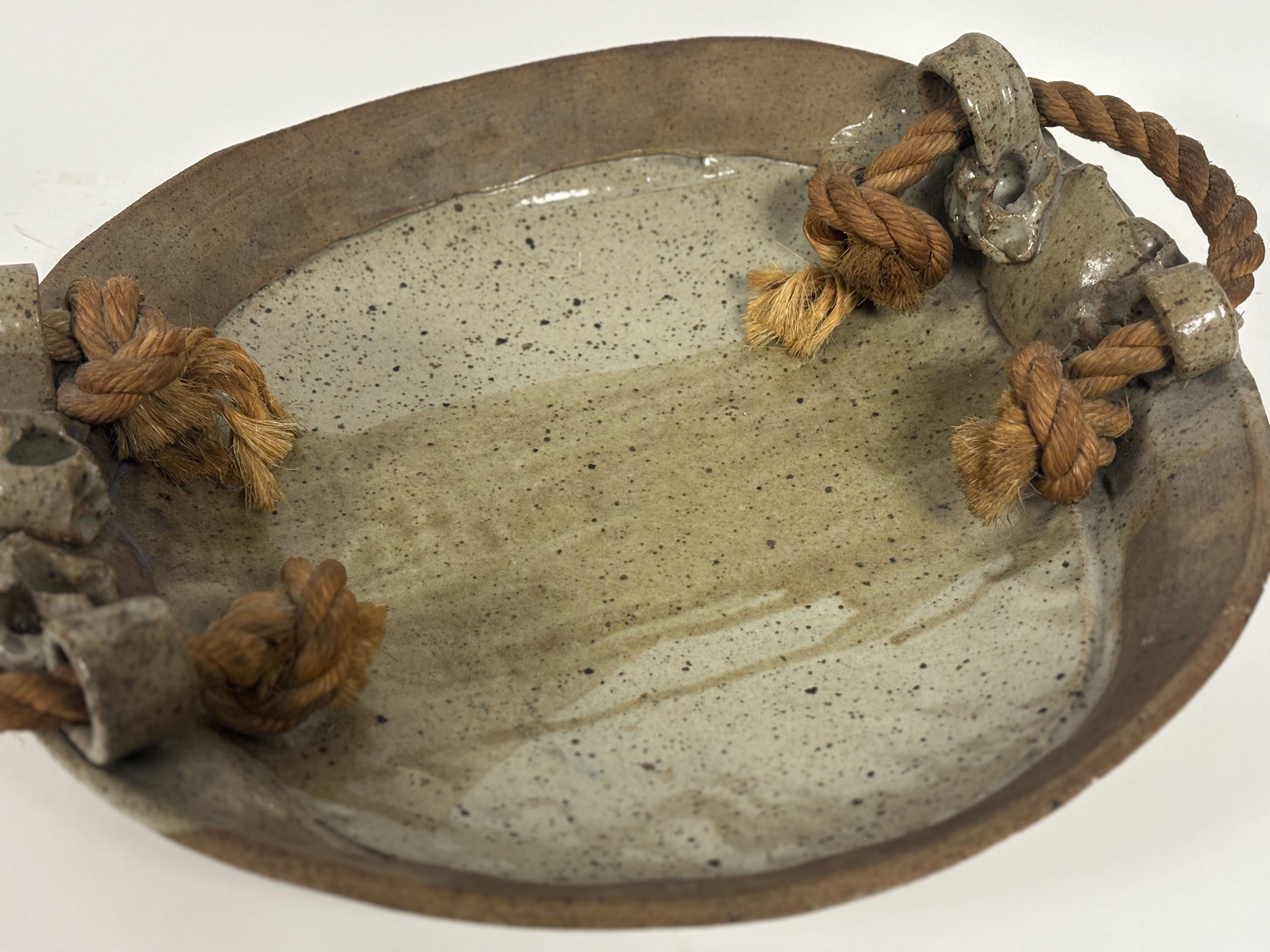 A large decorative stoneware pottery bowl with twisted hemp rope handles to side with green/brown - Image 2 of 4