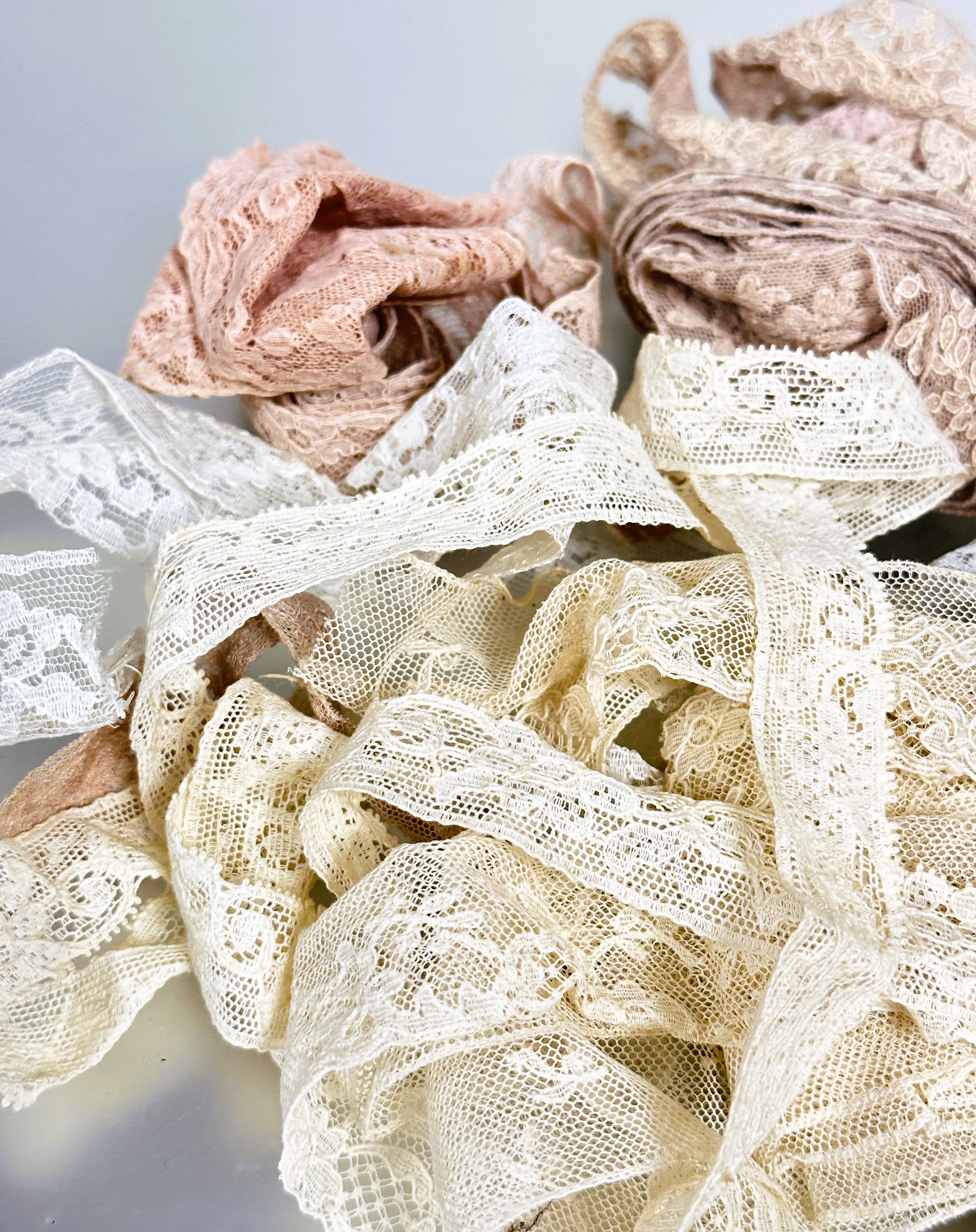A collection of Edwardian machine made lace borders and trims various lengths (A lot) - Image 4 of 4
