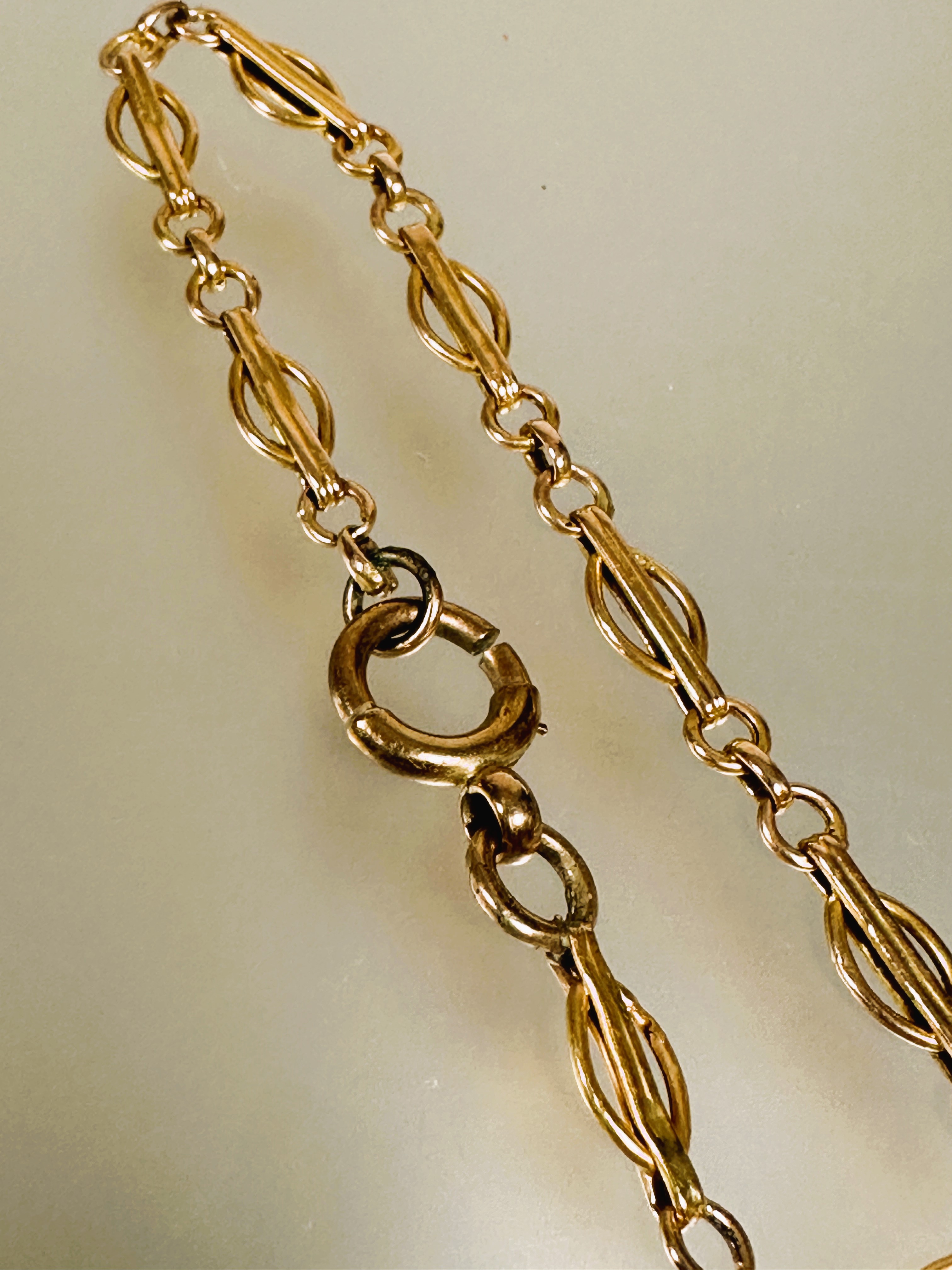 A 9ct gold oval bar and chain link bracelet with loop clasp fastening D x 9cm 4.56g - Image 2 of 3