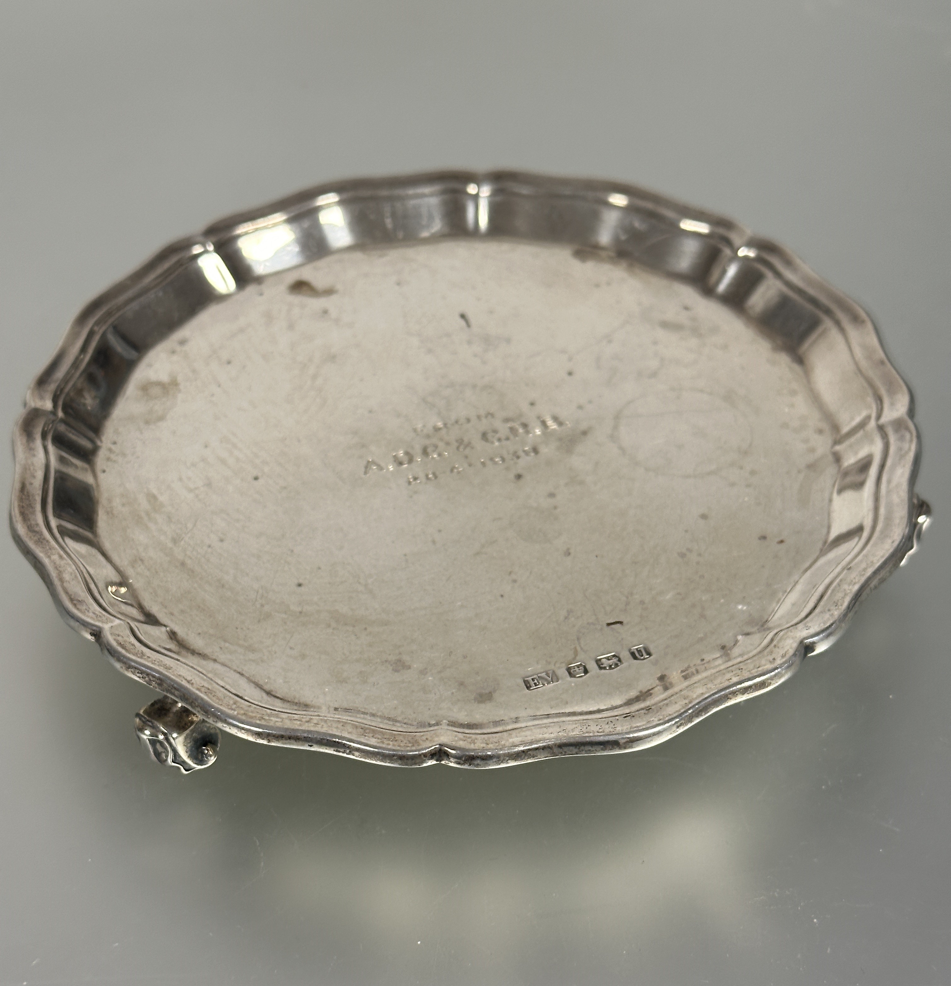 A Sheffield silver George III style card waiter with scalloped edge raised on three scroll feet with - Image 2 of 2