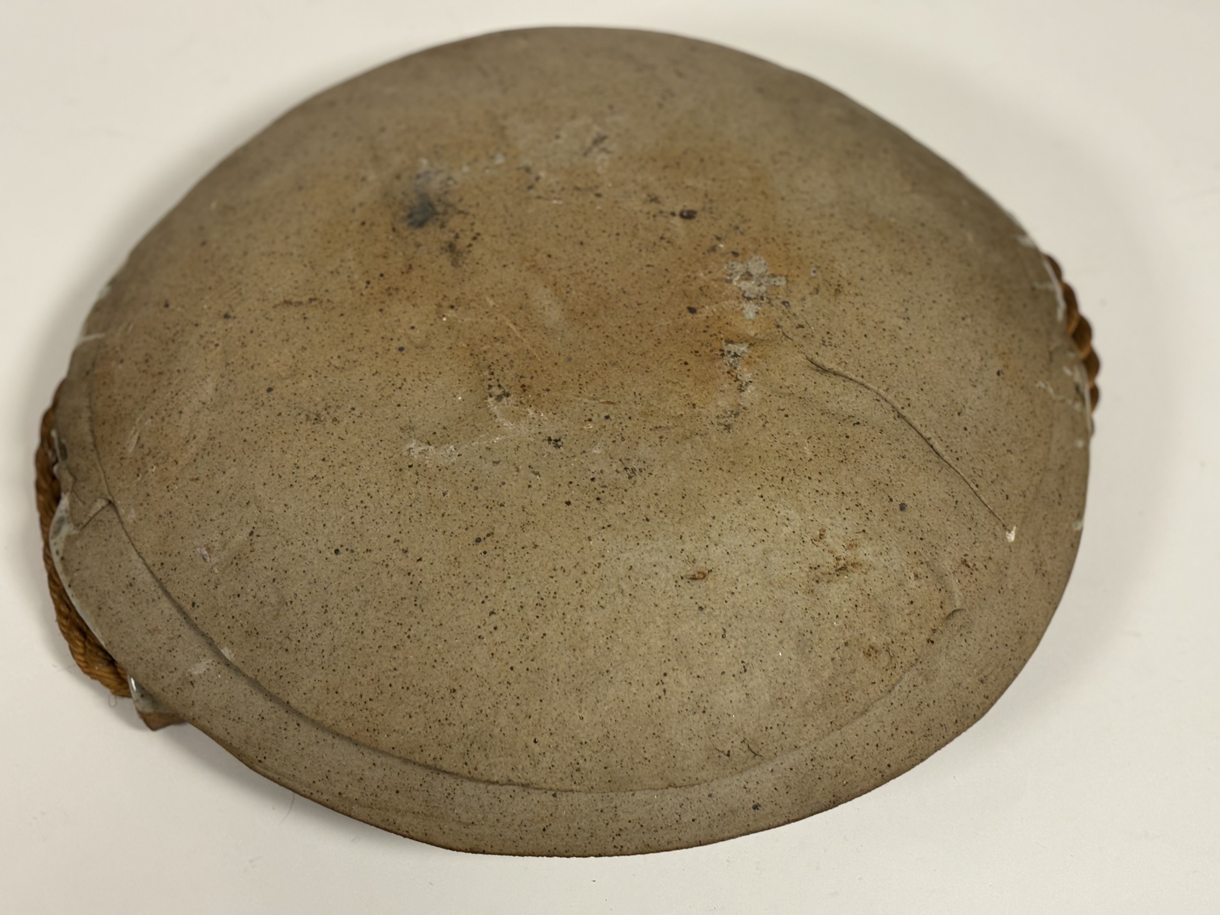 A large decorative stoneware pottery bowl with twisted hemp rope handles to side with green/brown - Image 4 of 4