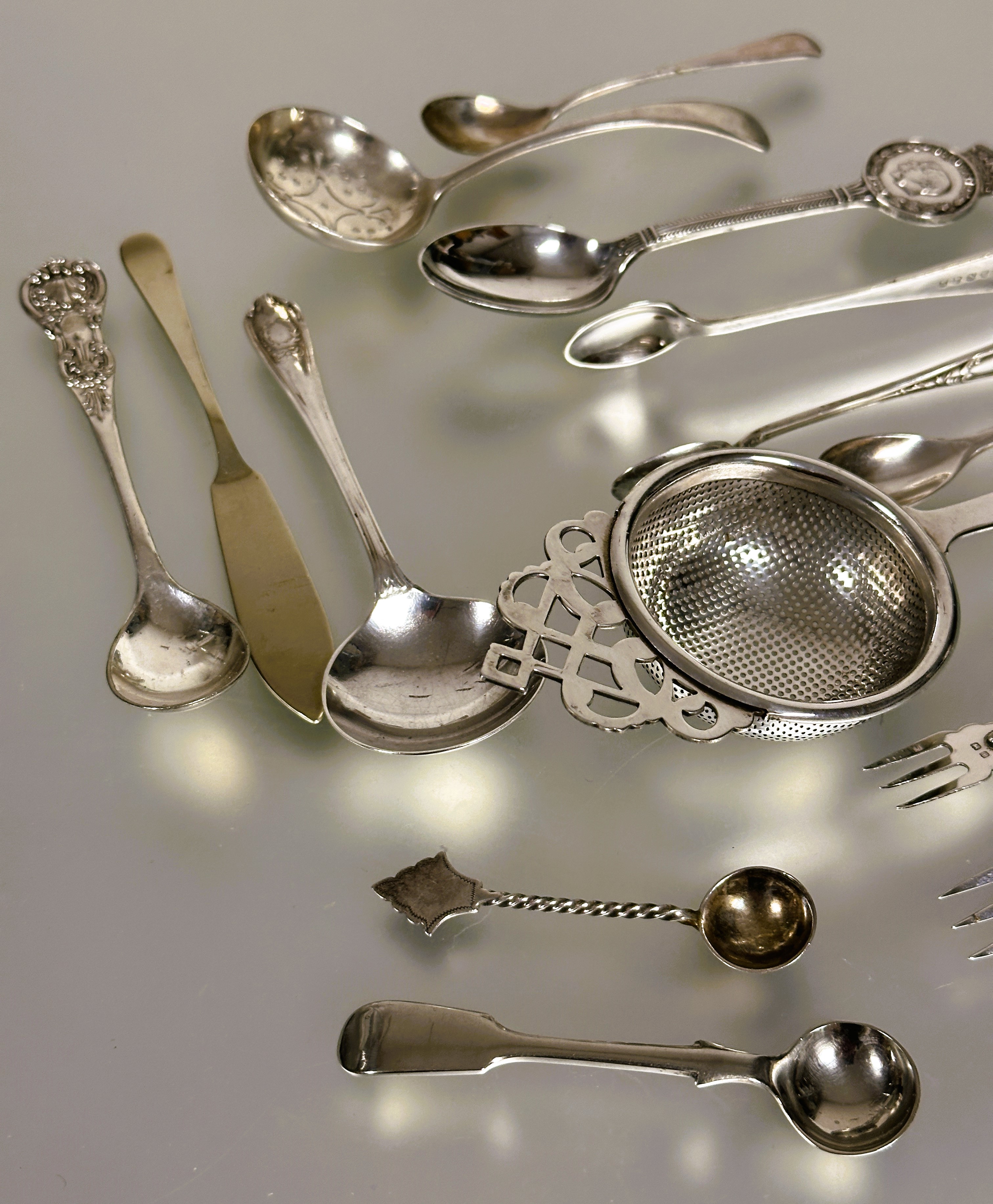 A pair of Edwardian Birmingham silver mother of pearl handled butter forks and a collection of - Image 3 of 4