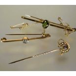 A 15ct gold Edwardian bar brooch set circular faceted aquamarine compete with safety chain L x 4.5cm