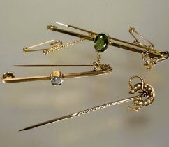 A 15ct gold Edwardian bar brooch set circular faceted aquamarine compete with safety chain L x 4.5cm