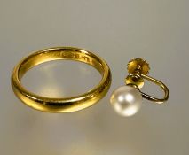 A 22ct gold wedding band N 5.5g and a yellow metal cultured pearl mounted single earring with