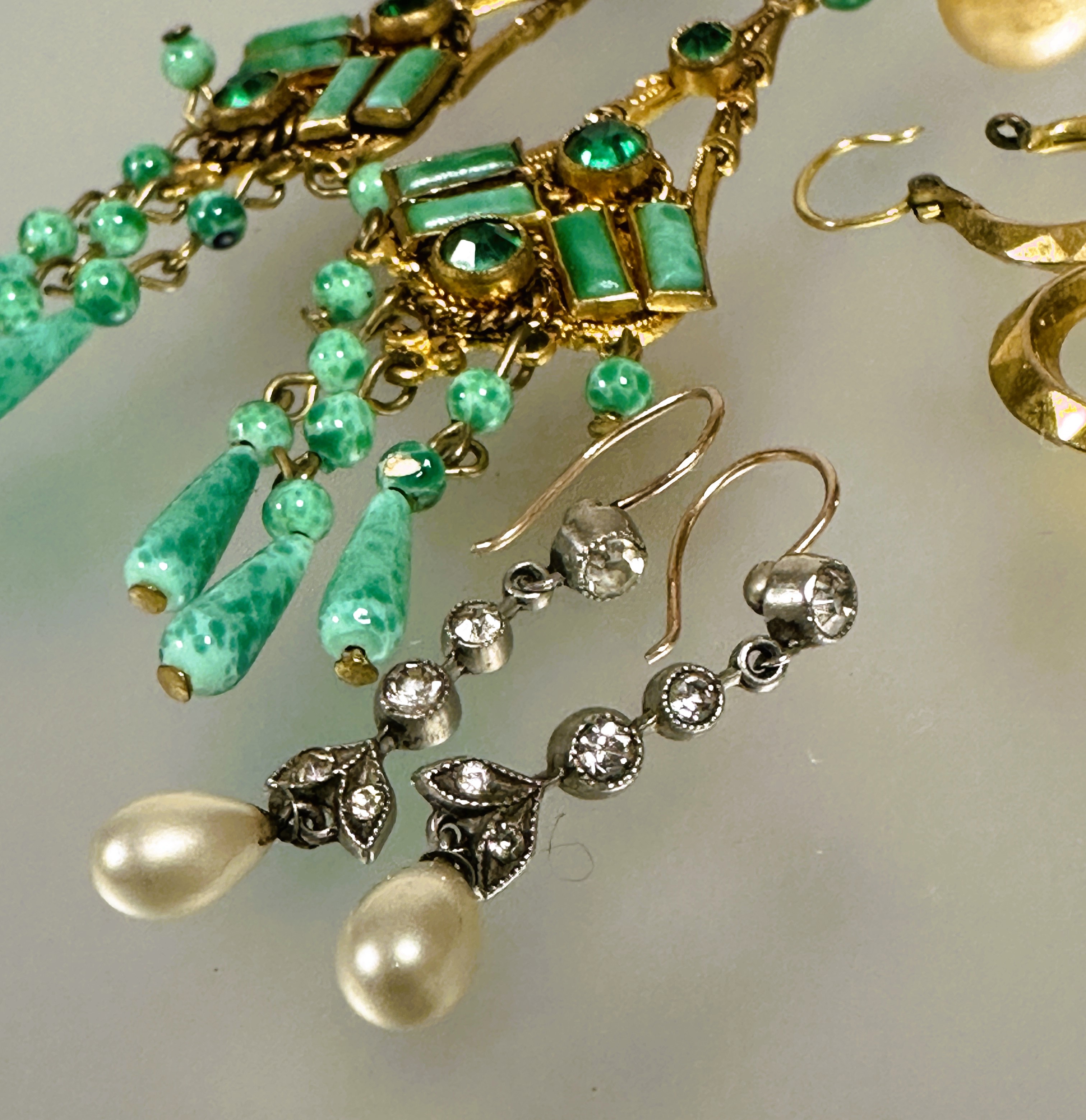 A collection of earrings to include a pair of green gilt metal chandelier style earrings set green - Image 3 of 5
