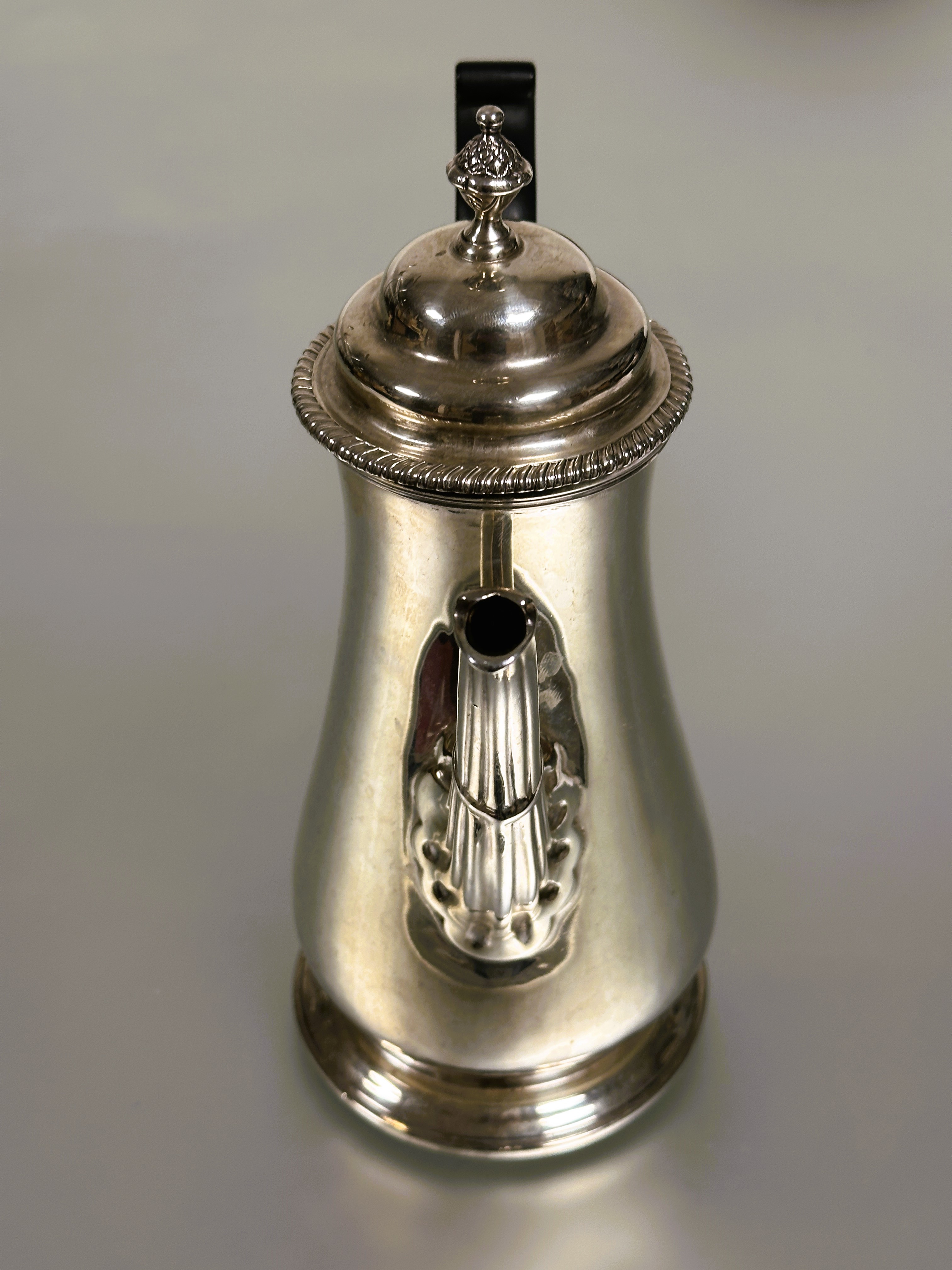 A late Victorian silver coffee pot, Henry Stratford, London 1897, in 18thc style, of baluster - Image 5 of 5