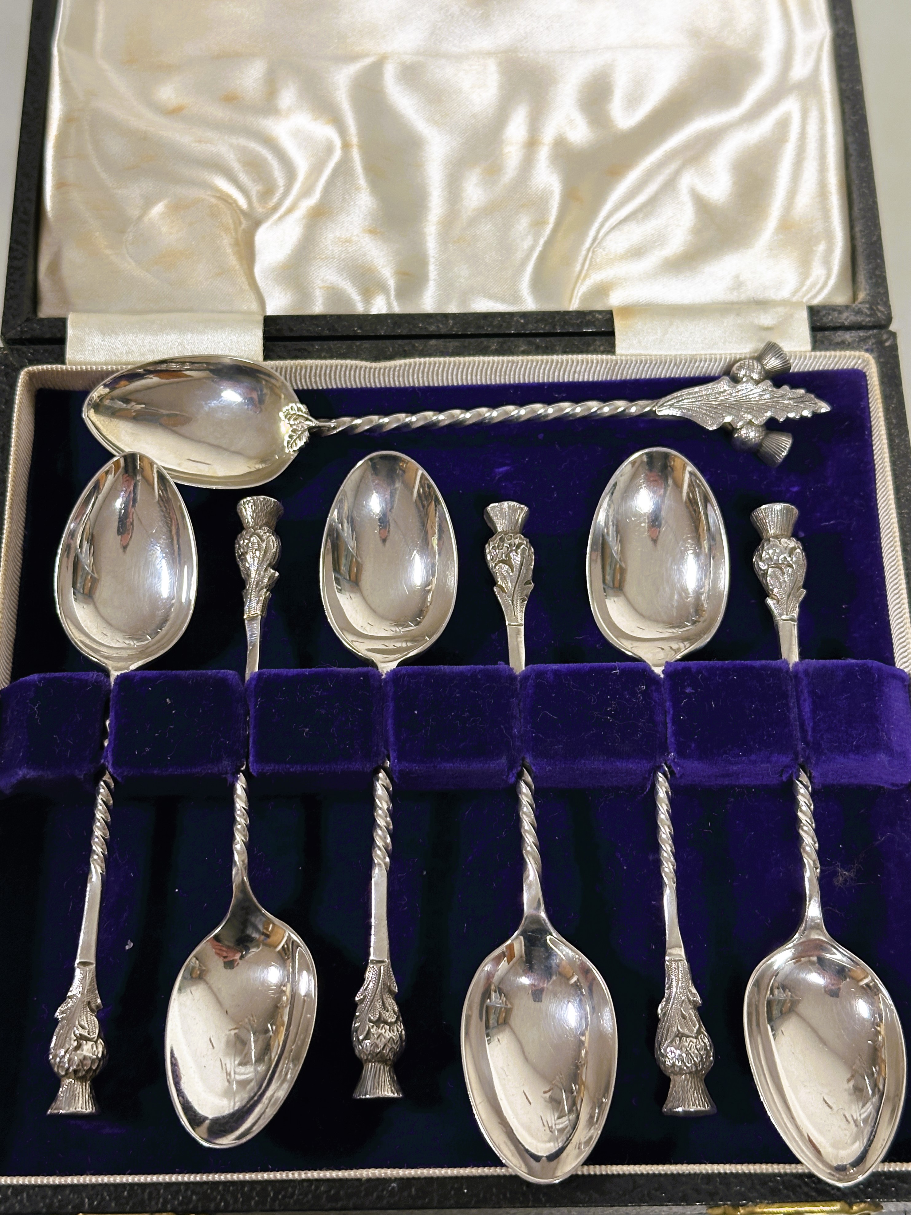 A set of six Victorian Sheffield silver thistle handled terminal tea spoons L x 11cm Sheffield 1893 - Image 2 of 4