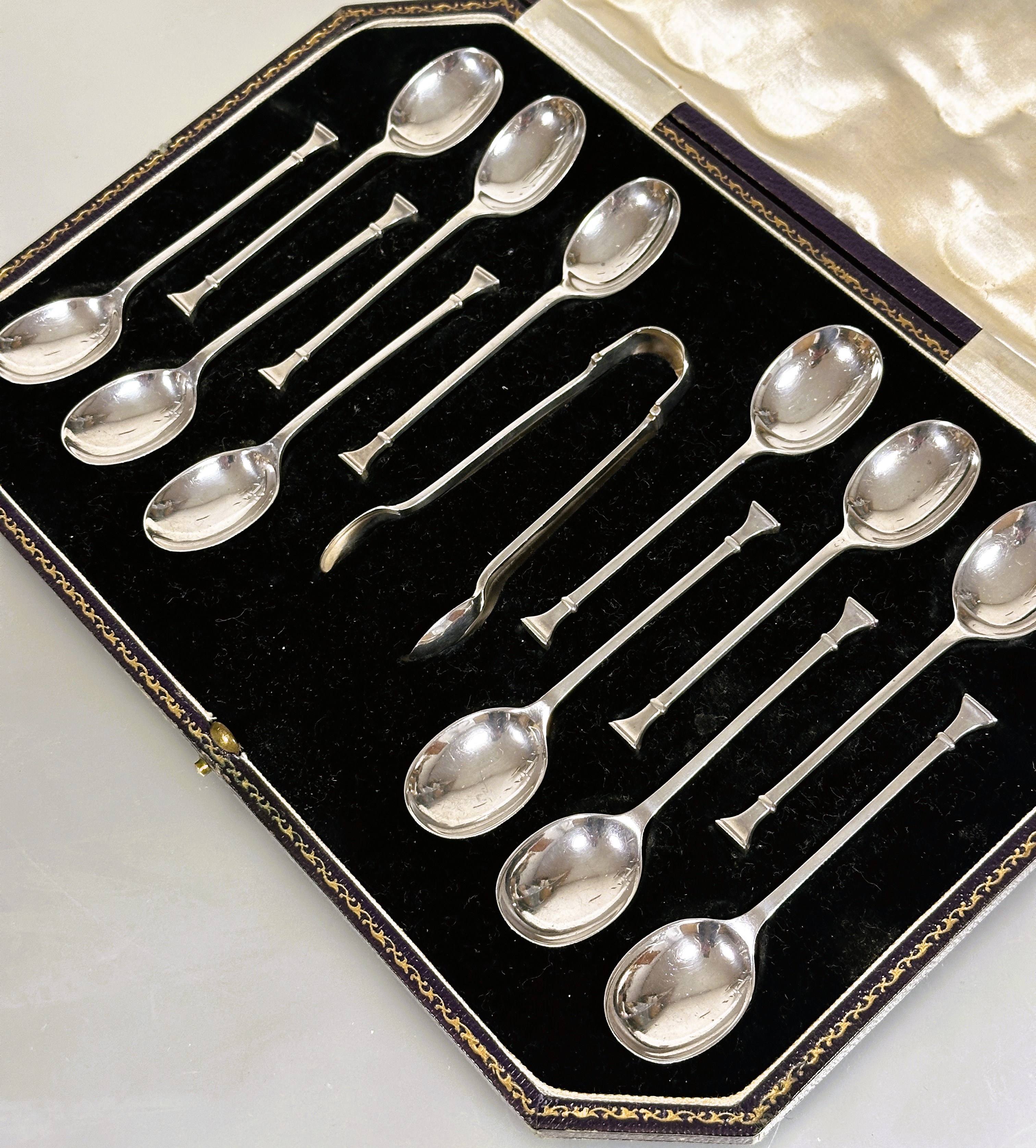 A Sheffield silver set of twelve seal handled tea spoons and matching pair of tongs in original - Image 2 of 5