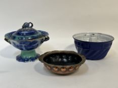 A mixed group comprising, a large blue granite ware Bundlt mould (h-15cm w-25cm), a copper bowl with