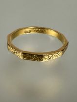 An Edwardian 22ct gold octagonal engraved wedding band Q 3.35g