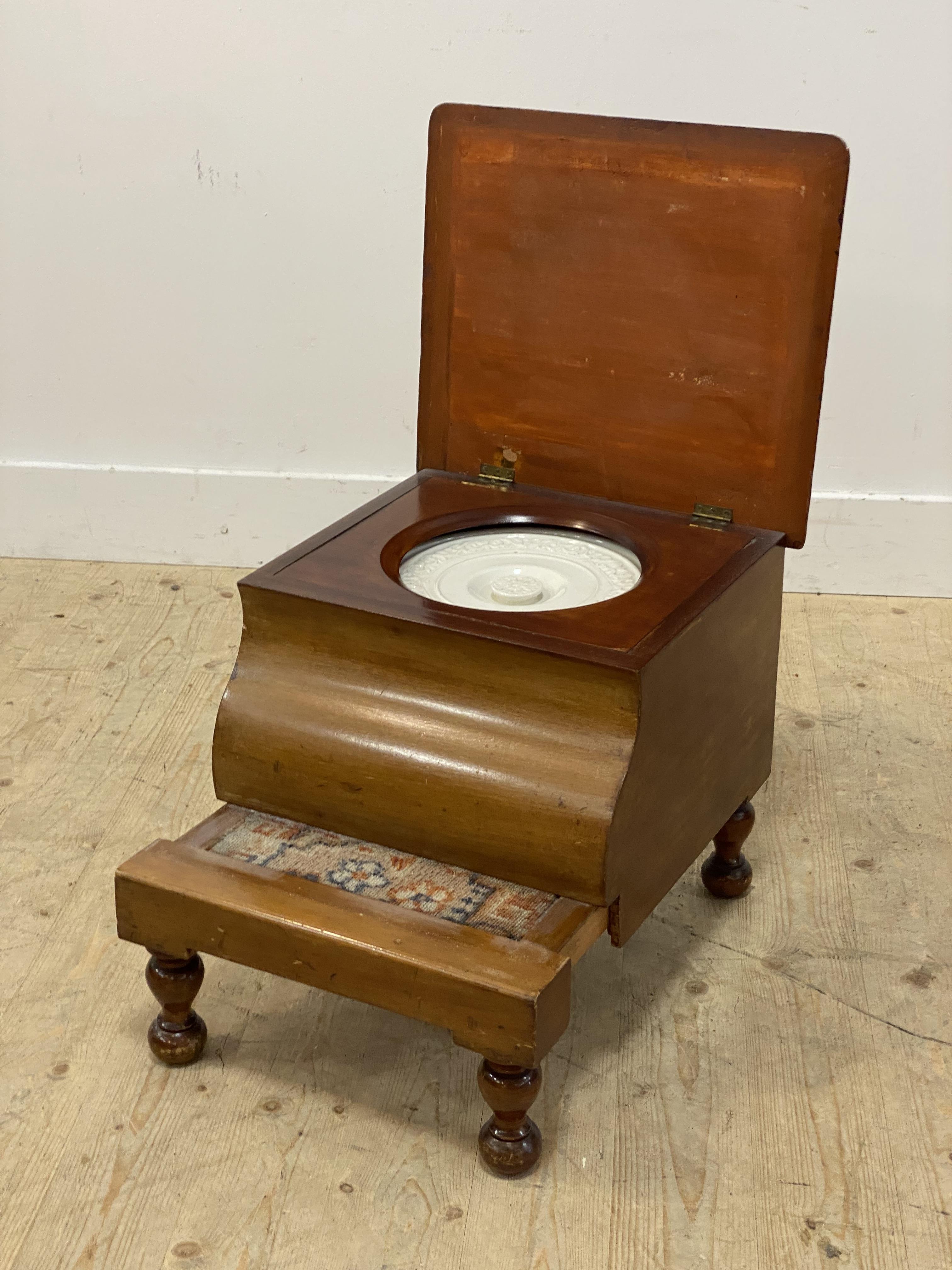 A Victorian mahogany commode, the hinged top inset with fabric panel and opening to a white - Bild 2 aus 2