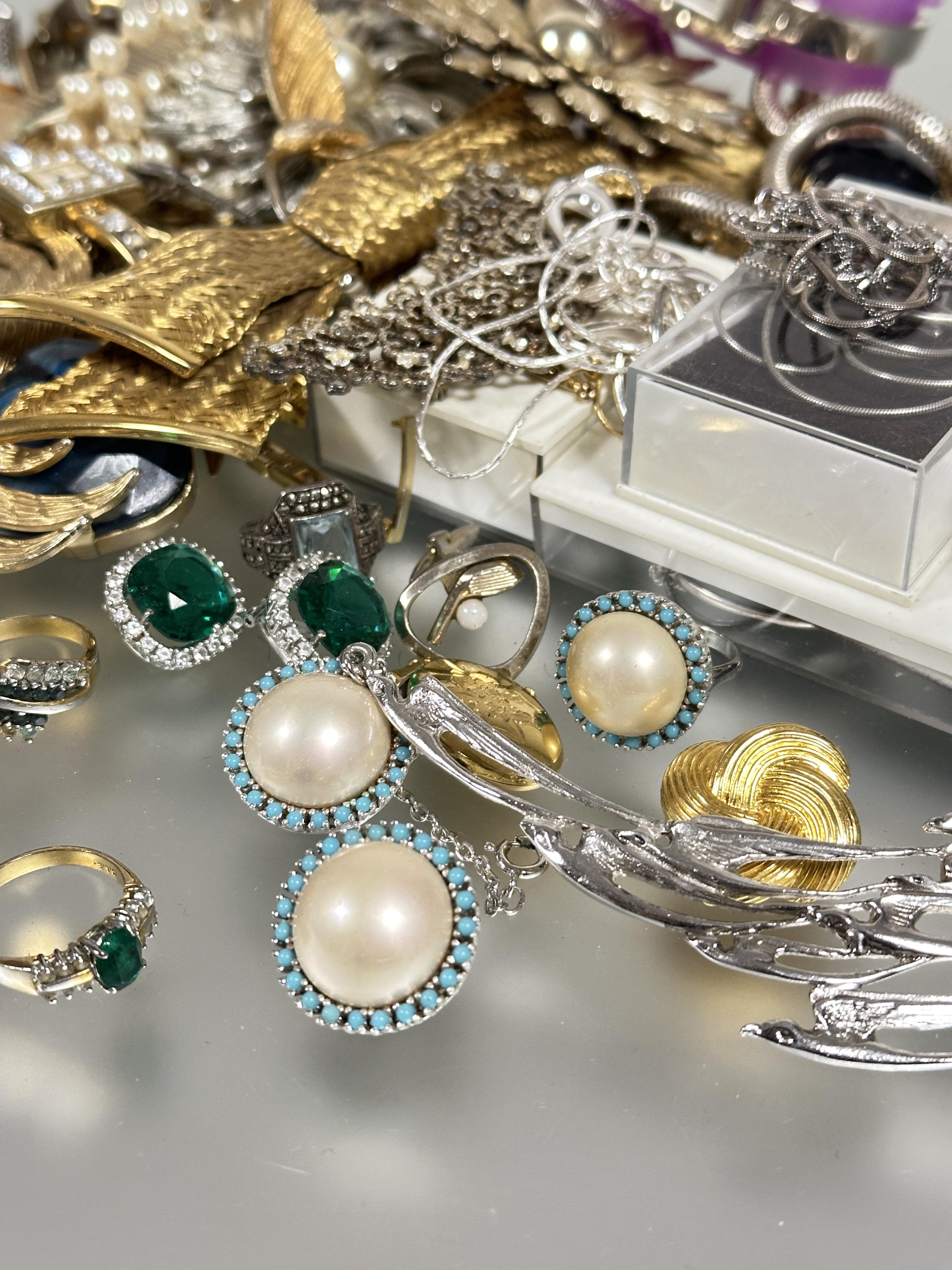 A large collection of costume jewellery to include sleeve links, clip on pairs of earrings, gilt - Image 3 of 6