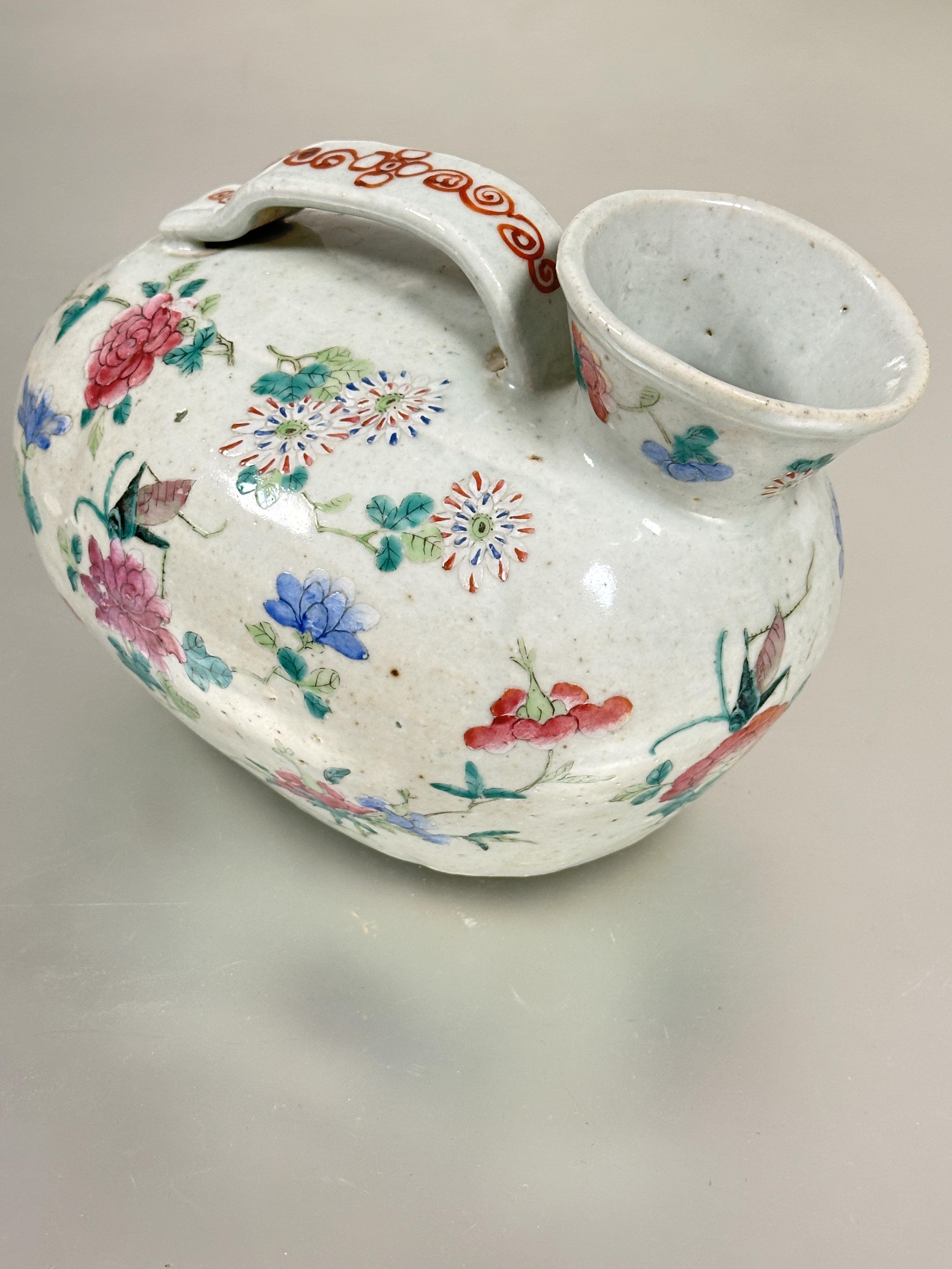 A 19th Chinese Ching porcelain gentleman's table chamber pot with bell mouth and handle to top of - Image 3 of 7