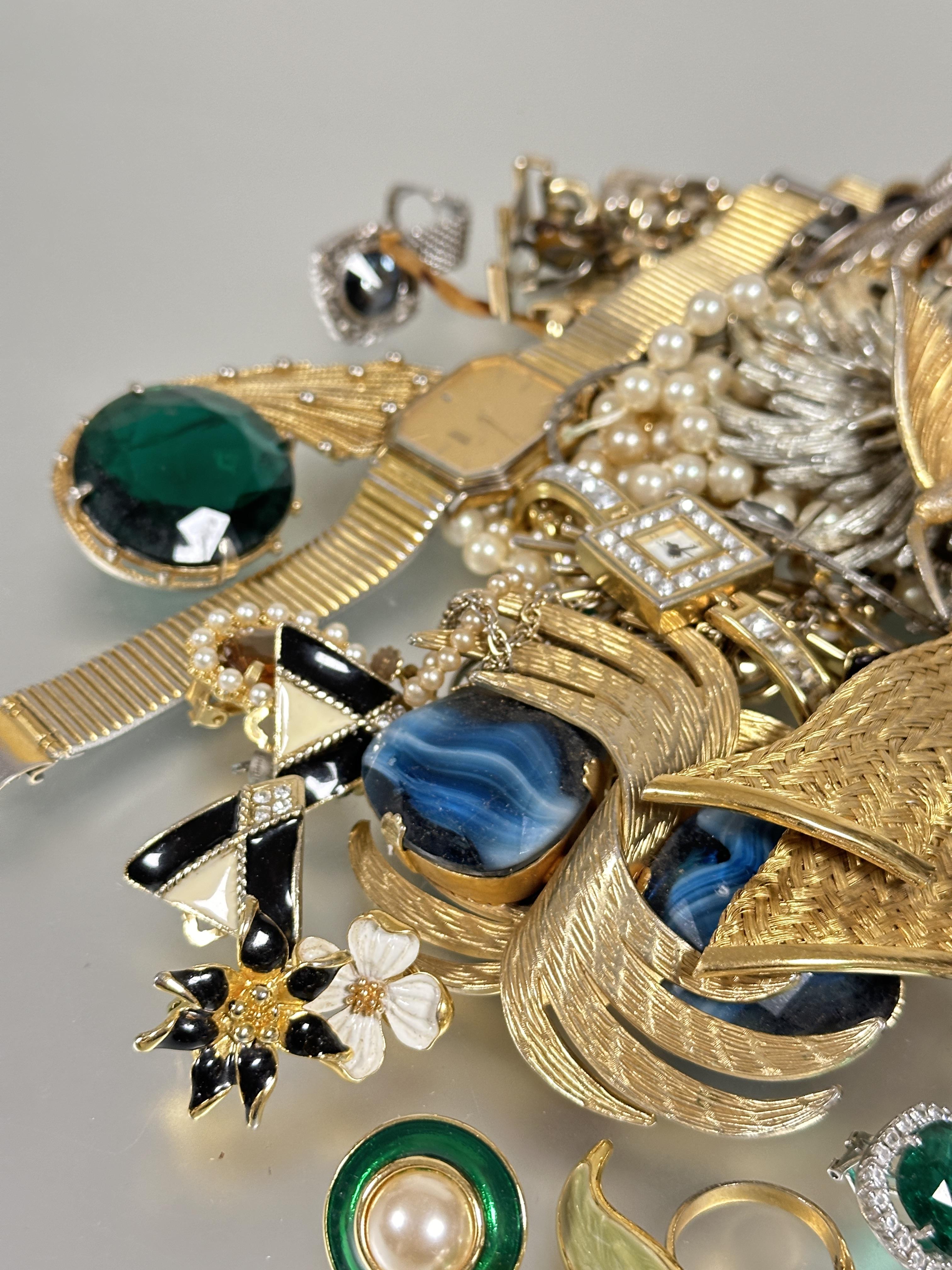 A large collection of costume jewellery to include sleeve links, clip on pairs of earrings, gilt - Image 4 of 6