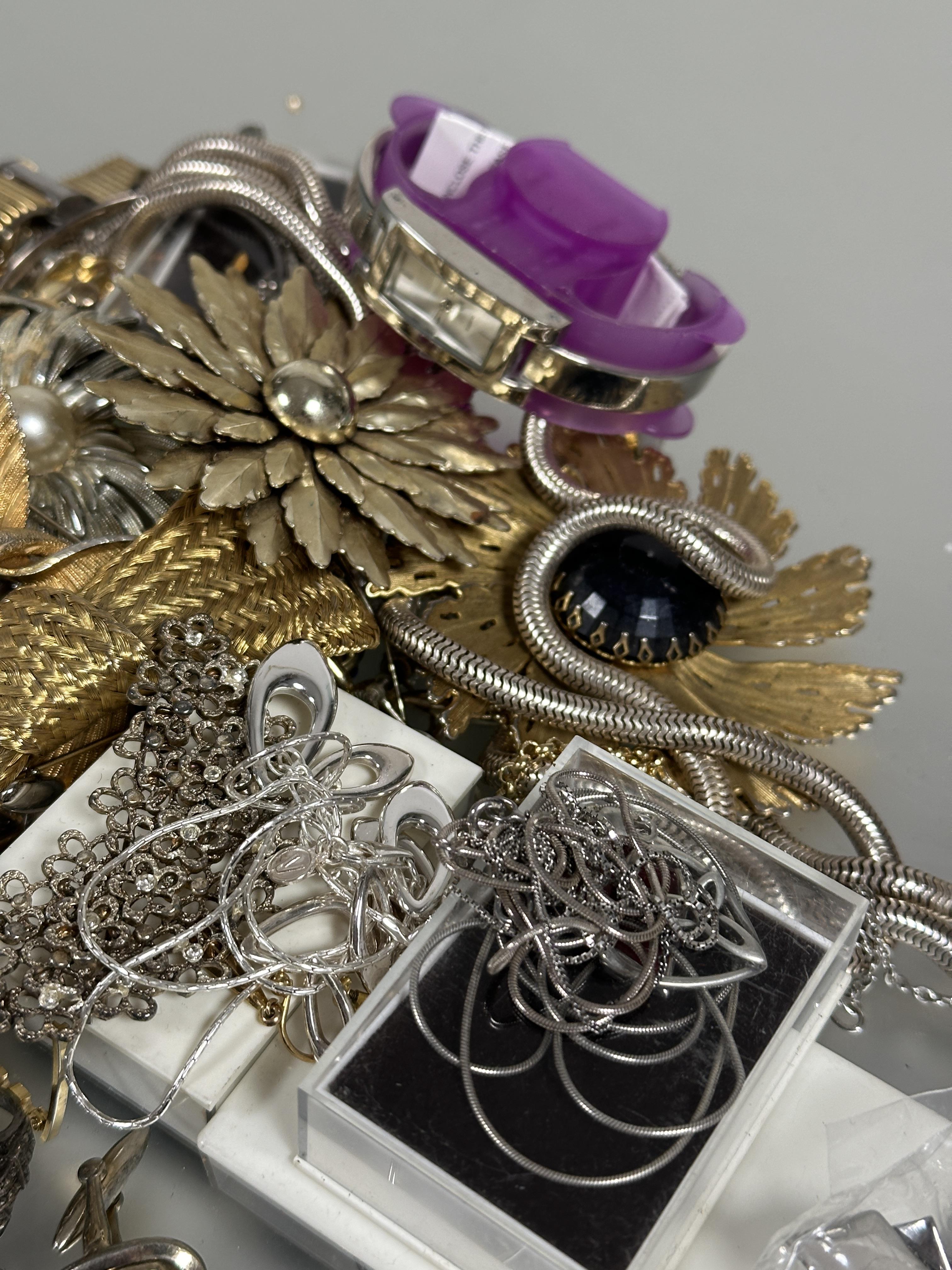 A large collection of costume jewellery to include sleeve links, clip on pairs of earrings, gilt - Image 6 of 6