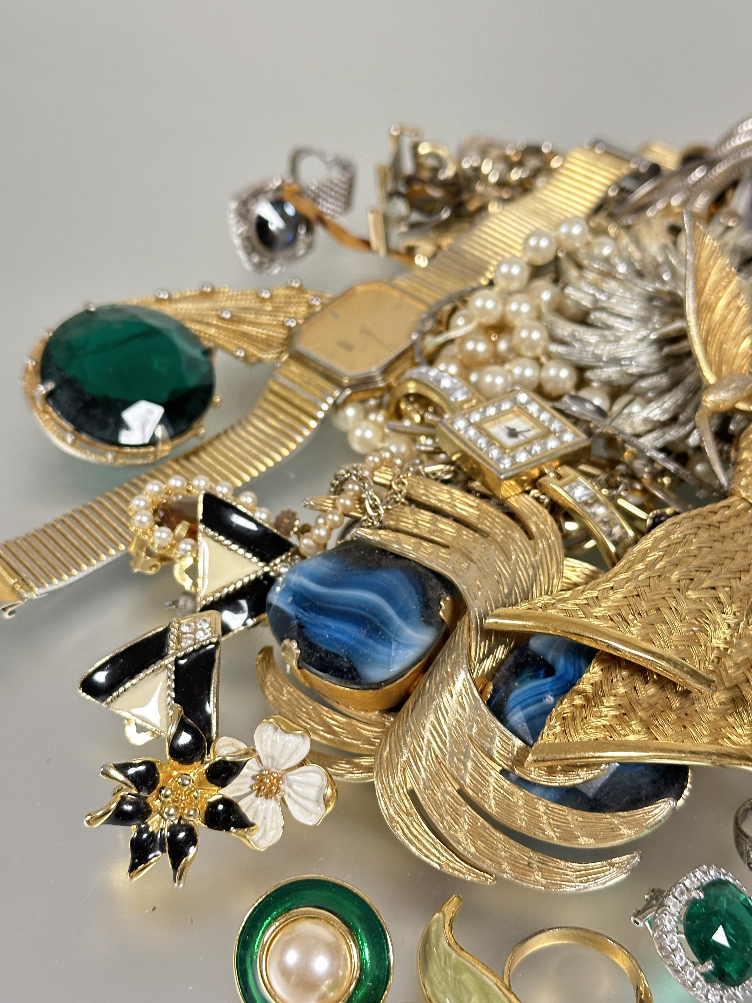 A large collection of costume jewellery to include sleeve links, clip on pairs of earrings, gilt - Image 5 of 6