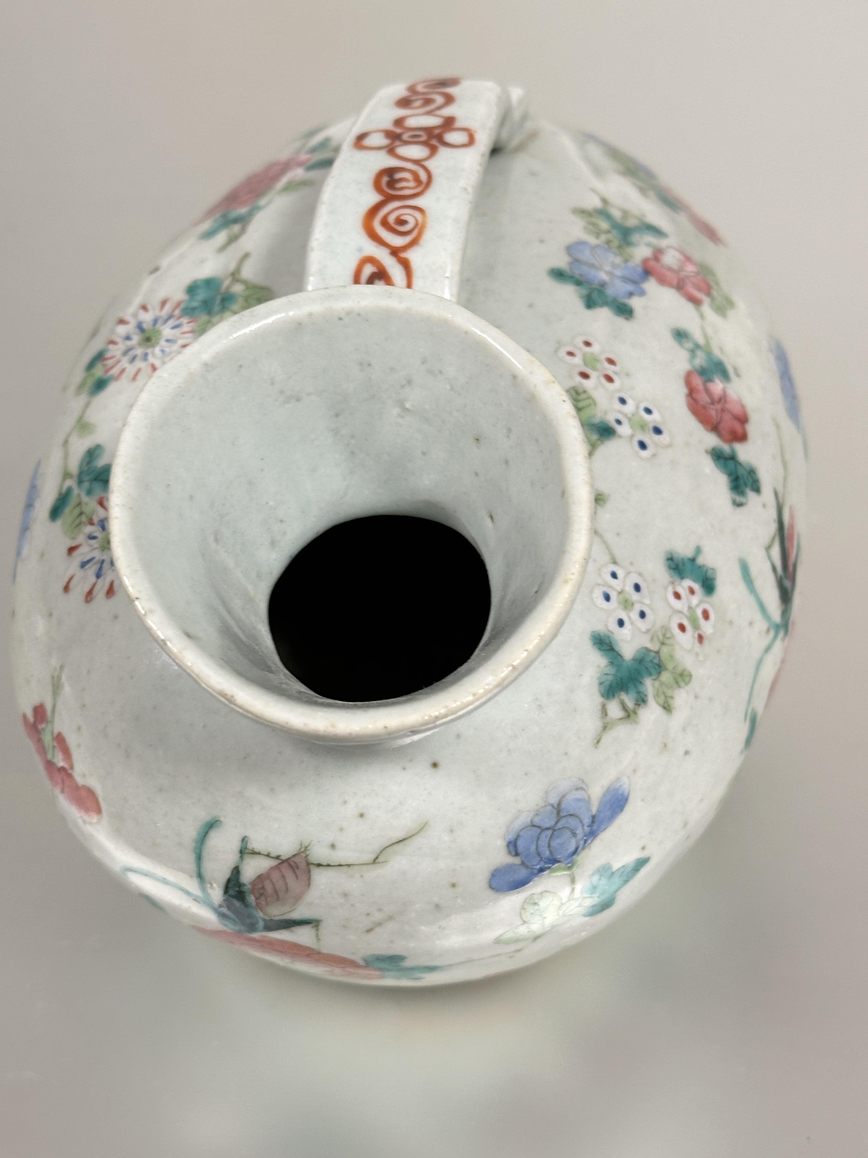 A 19th Chinese Ching porcelain gentleman's table chamber pot with bell mouth and handle to top of - Image 2 of 7
