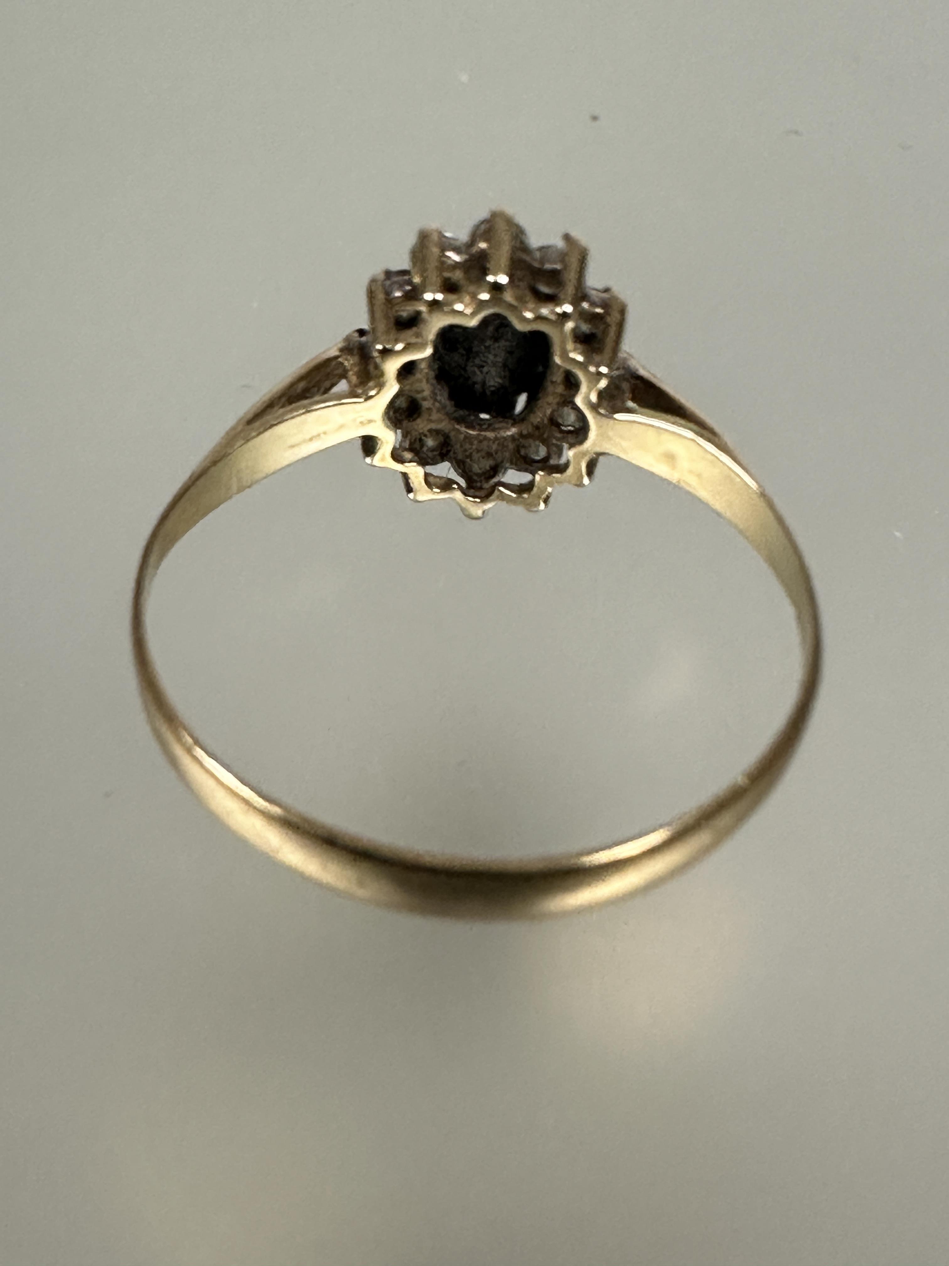 A 9ct gold sapphire and clear stone cluster ring O 1.51g - Image 3 of 3