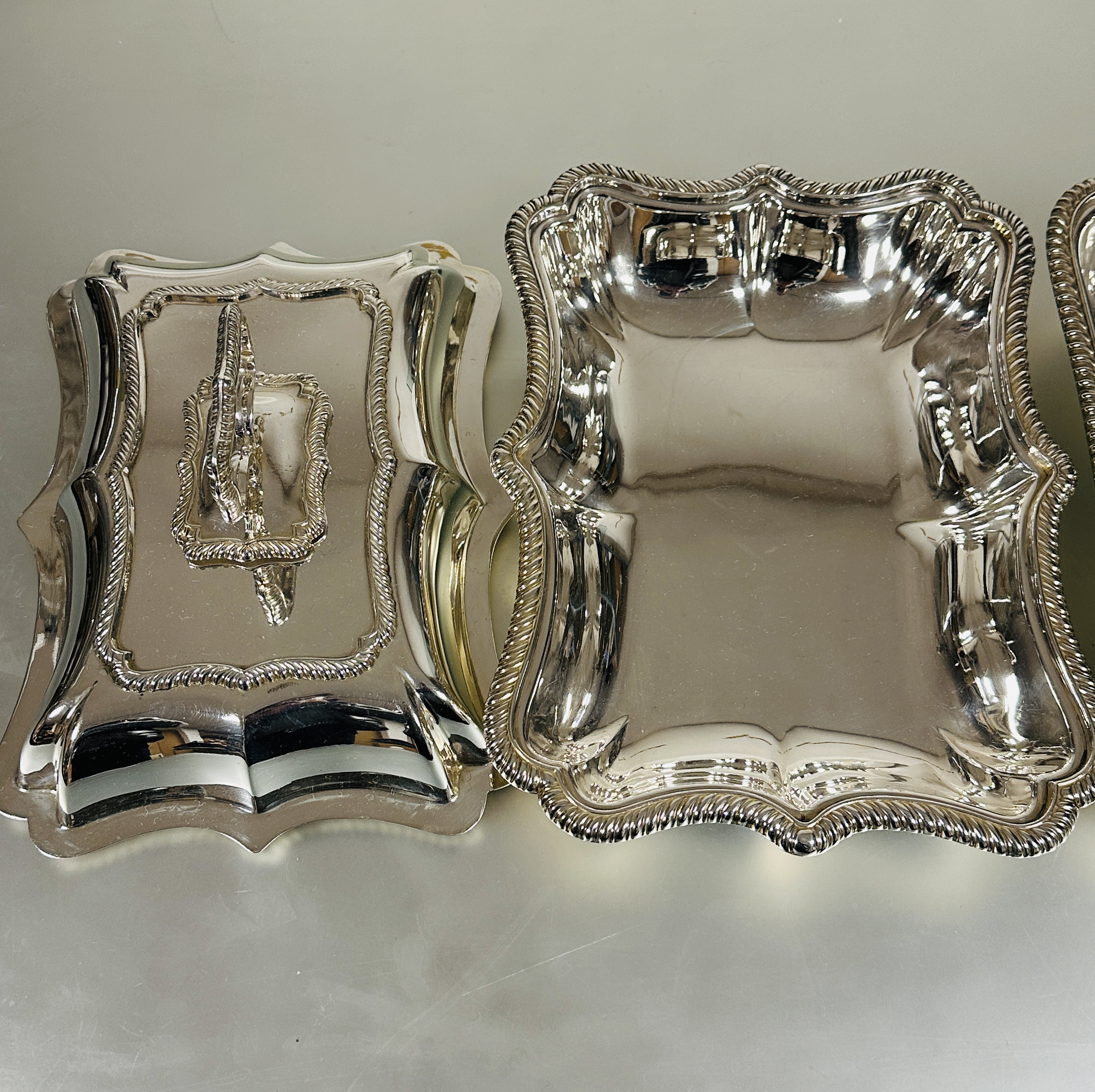 A Epns scalloped shaped Entree serving dish and cover with removable handle to top and gadroon - Image 3 of 3