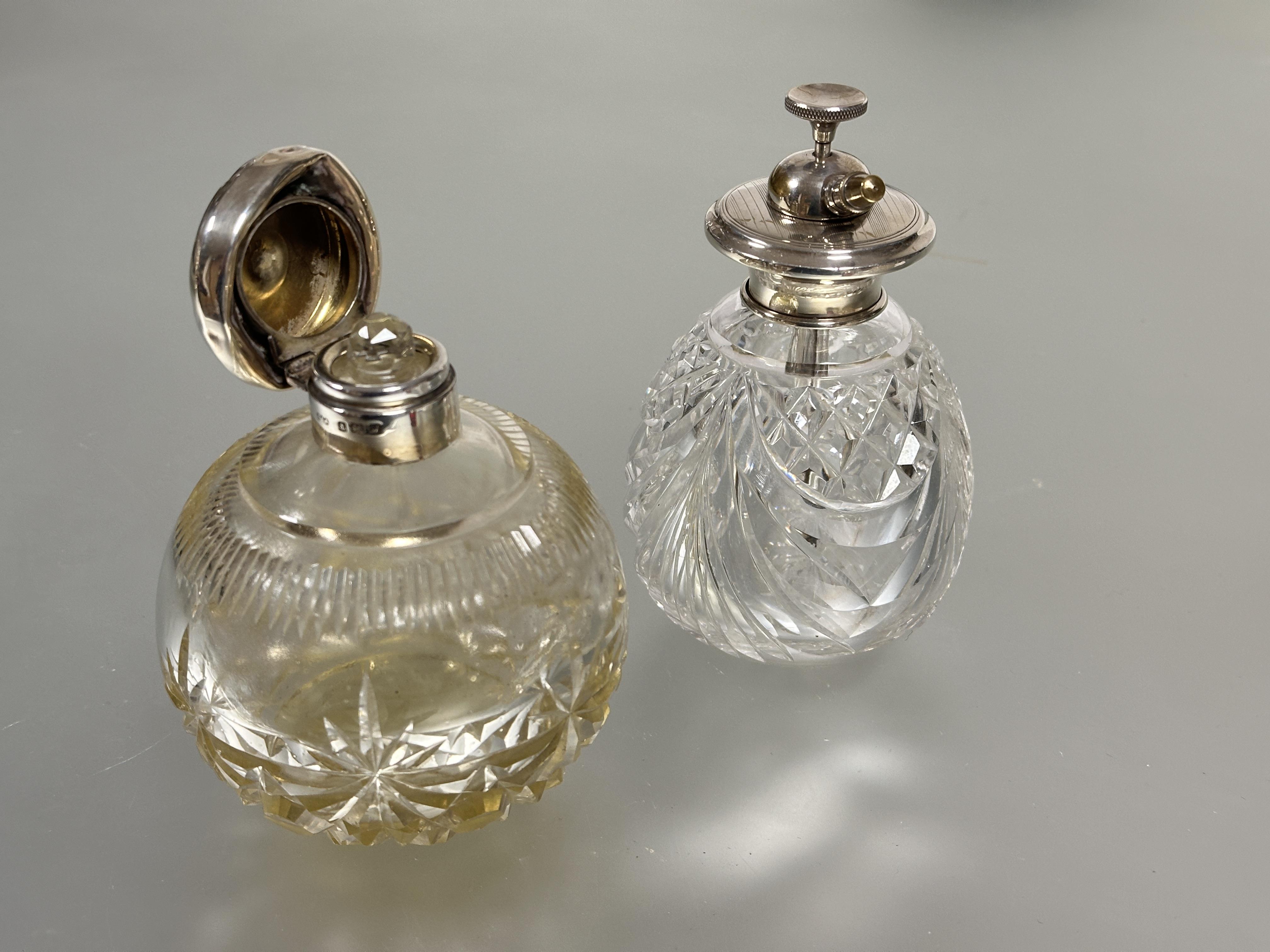A large Victorian crystal slice cut flared perfume bottle with Birmingham silver hinged mounted - Image 4 of 5