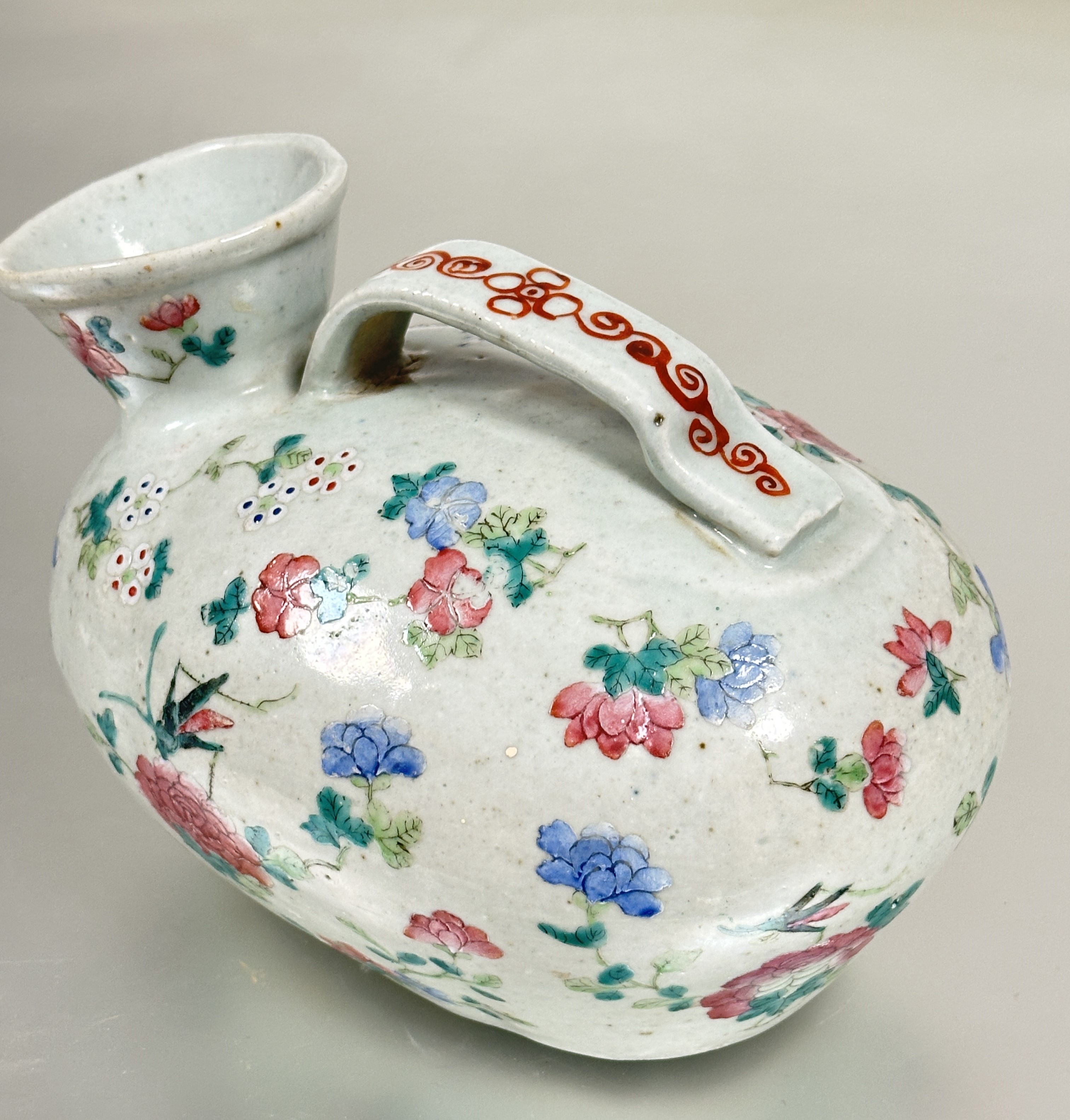 A 19th Chinese Ching porcelain gentleman's table chamber pot with bell mouth and handle to top of